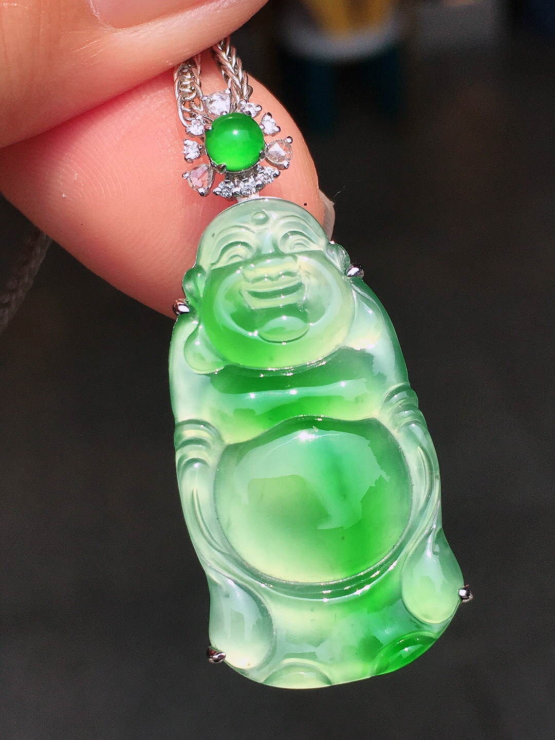 飘绿【财神爷】吊坠，色泽艳丽，玉质细腻，荧光感超
强，饱满圆润，尽显优雅气质，18k
金豪华镶嵌