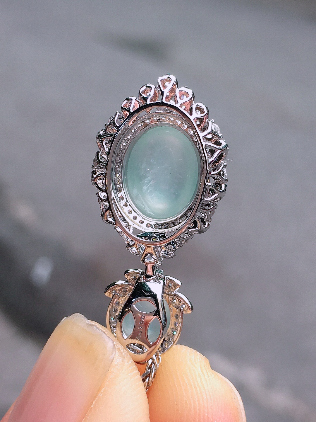 冰种蛋面吊坠，玉质细腻，荧光感超
强，饱满圆润，尽显优雅气质，18k
金豪华镶嵌