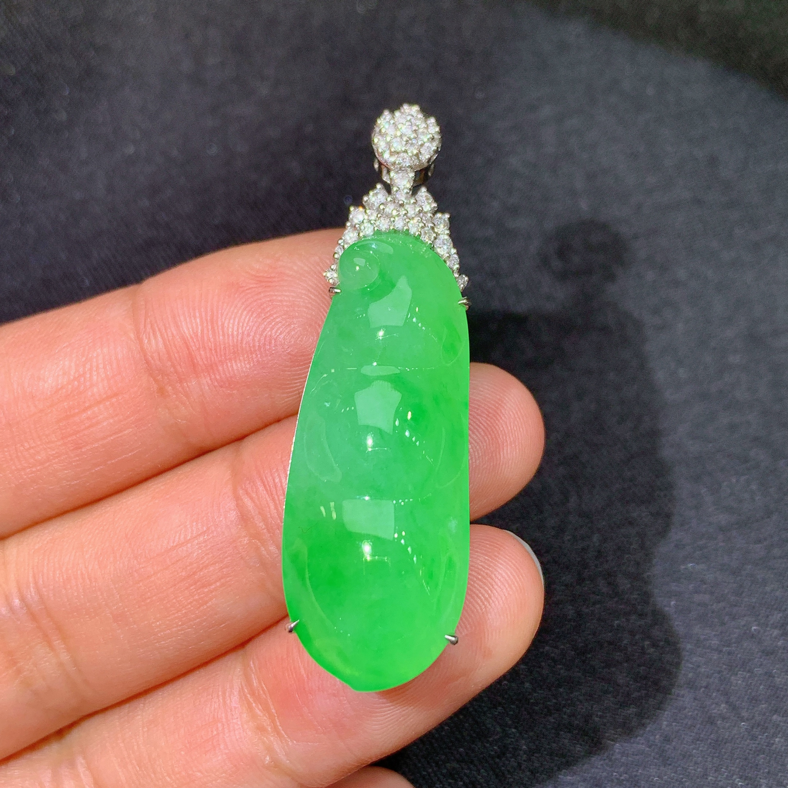 冰阳绿福豆吊坠，18k金镶嵌，冰润色阳，玉质细腻，种水足，Xf 尺寸43.6*13.3*8.3