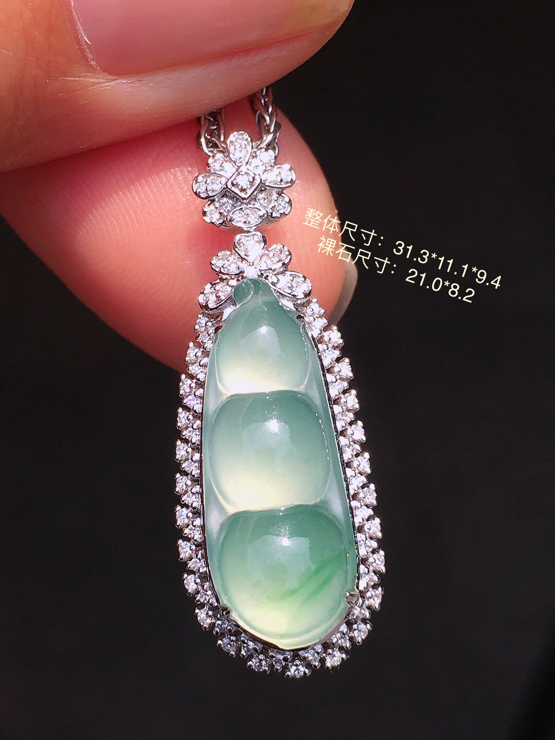 冰种福豆吊坠，色泽均匀艳丽，玉质细腻，荧光感超
强，饱满圆润，尽显优雅气质，18k
金豪华镶嵌