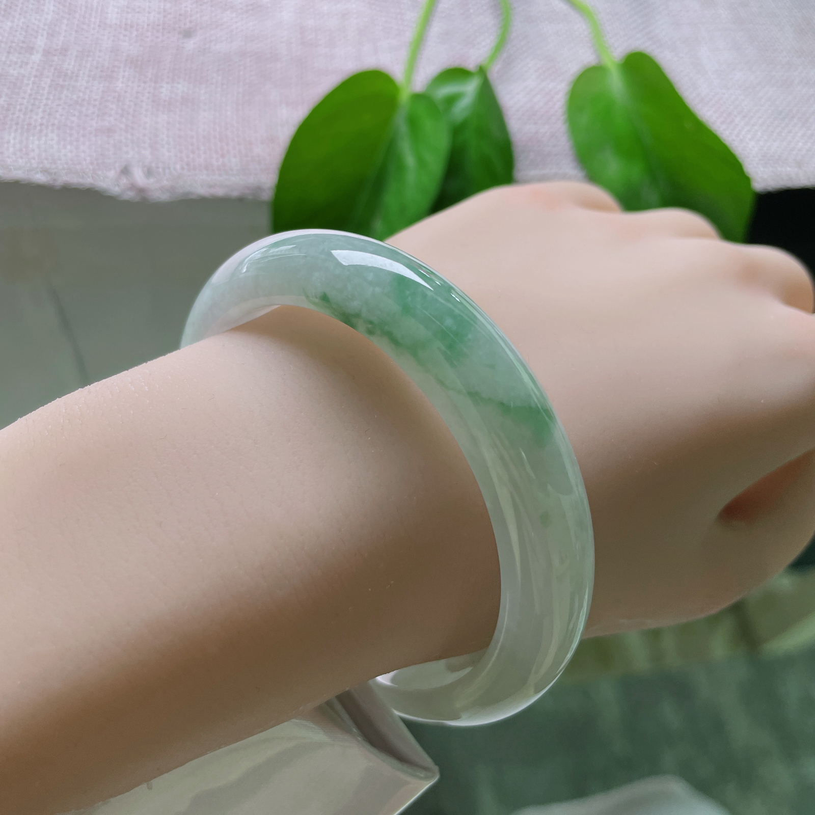 57/12.1/8.4，飘花正圈，水头好，种老，色融于底，清新化开。棉线..