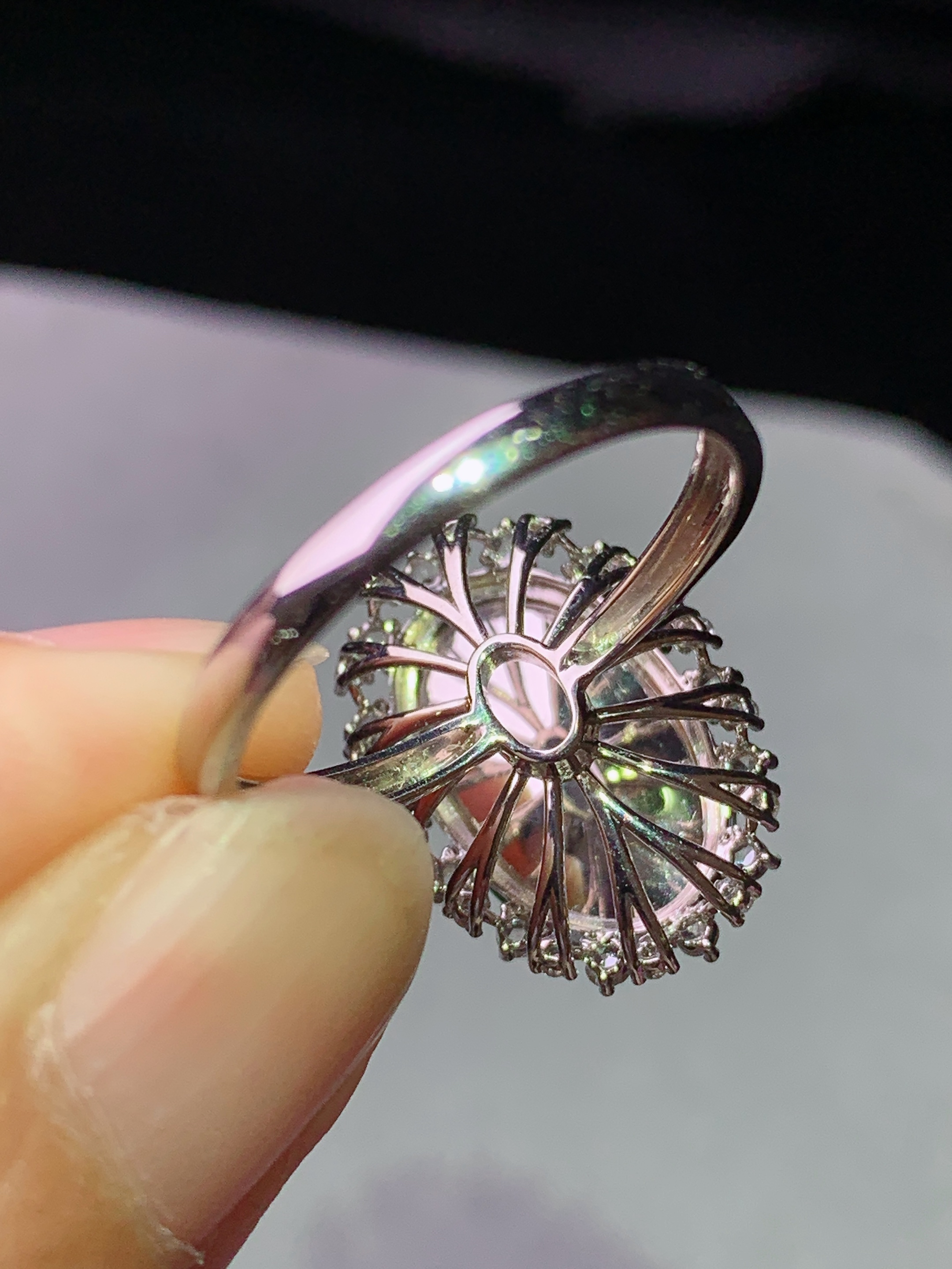 18k金钻镶嵌冰阳绿蛋面戒指 玉质细腻 色泽艳丽清新 水润亮眼 圈口14.5 整体尺寸18*13*12b7