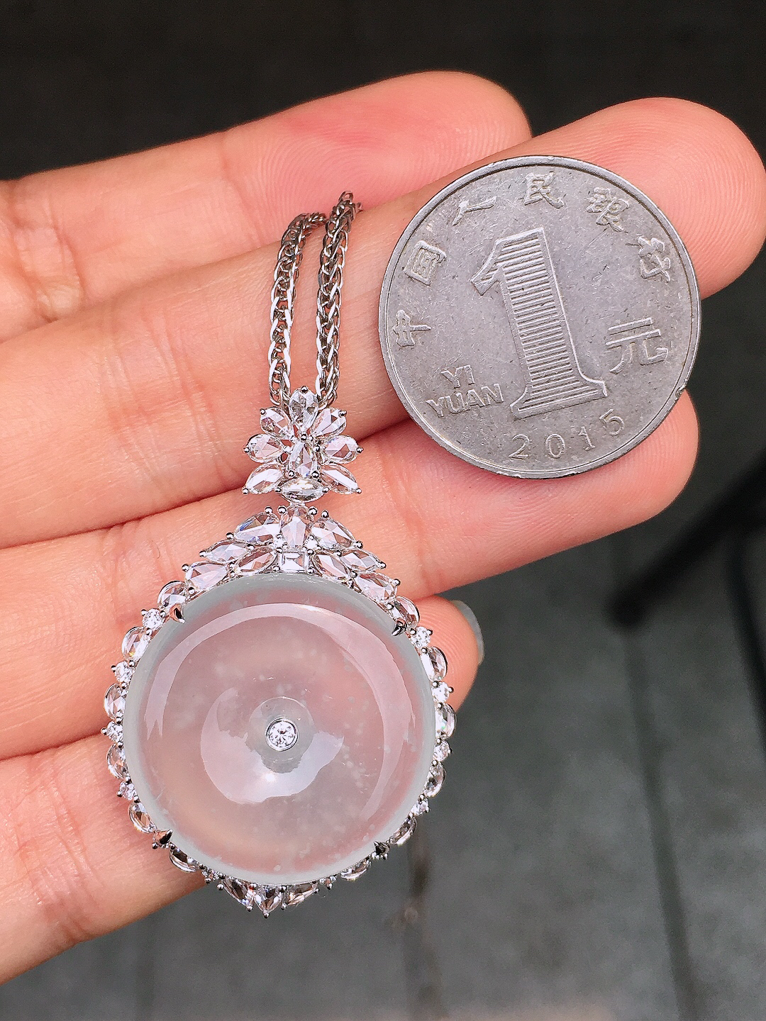 冰种平安扣吊坠，玉质细腻，荧光感超
强，饱满圆润，尽显优雅气质，18k
金豪华镶嵌