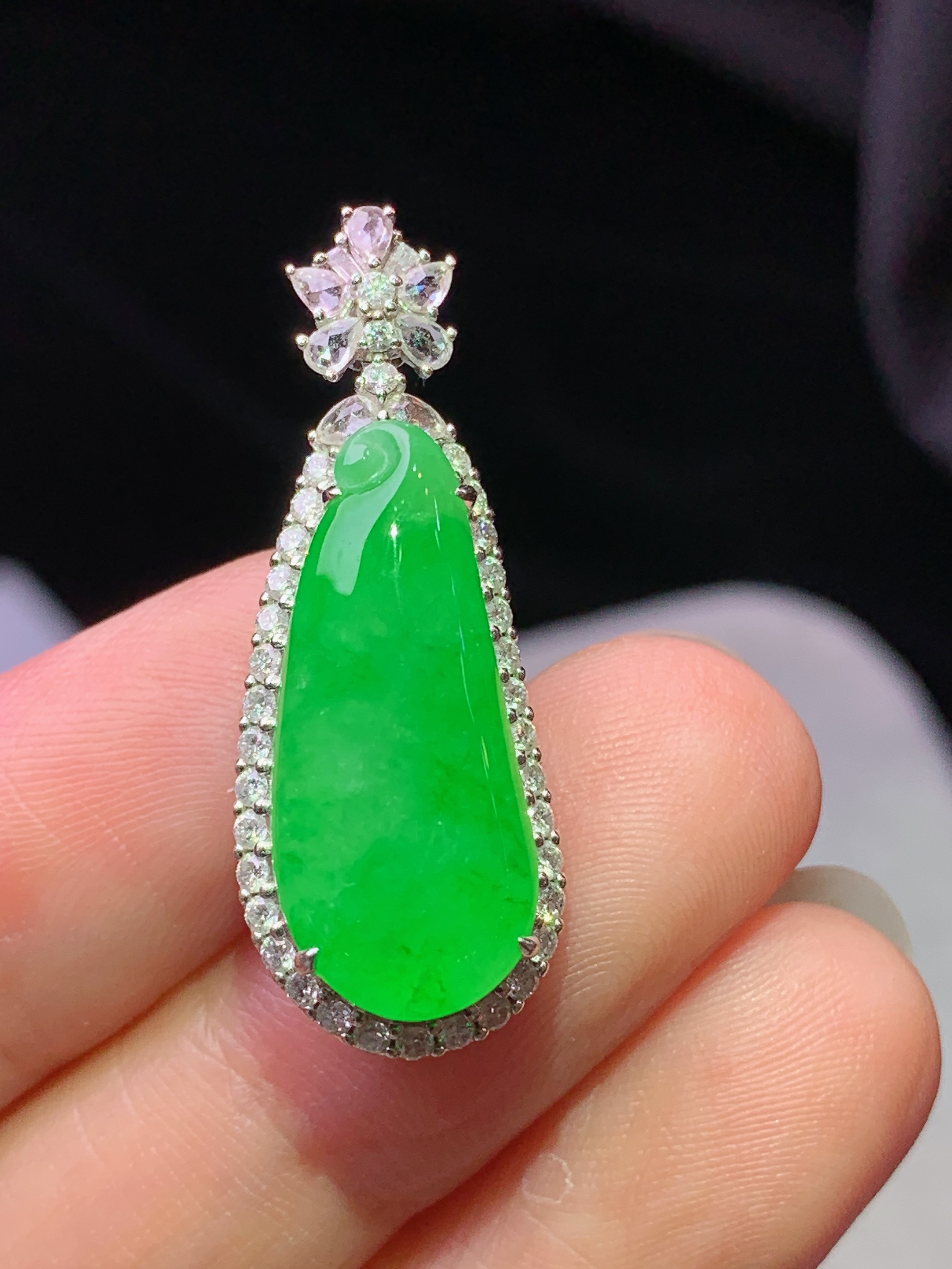 18k金钻镶嵌冰阳绿福瓜吊坠 玉质细腻 色泽艳丽清新 水润亮眼 整体尺寸31*11.8*8.6j3