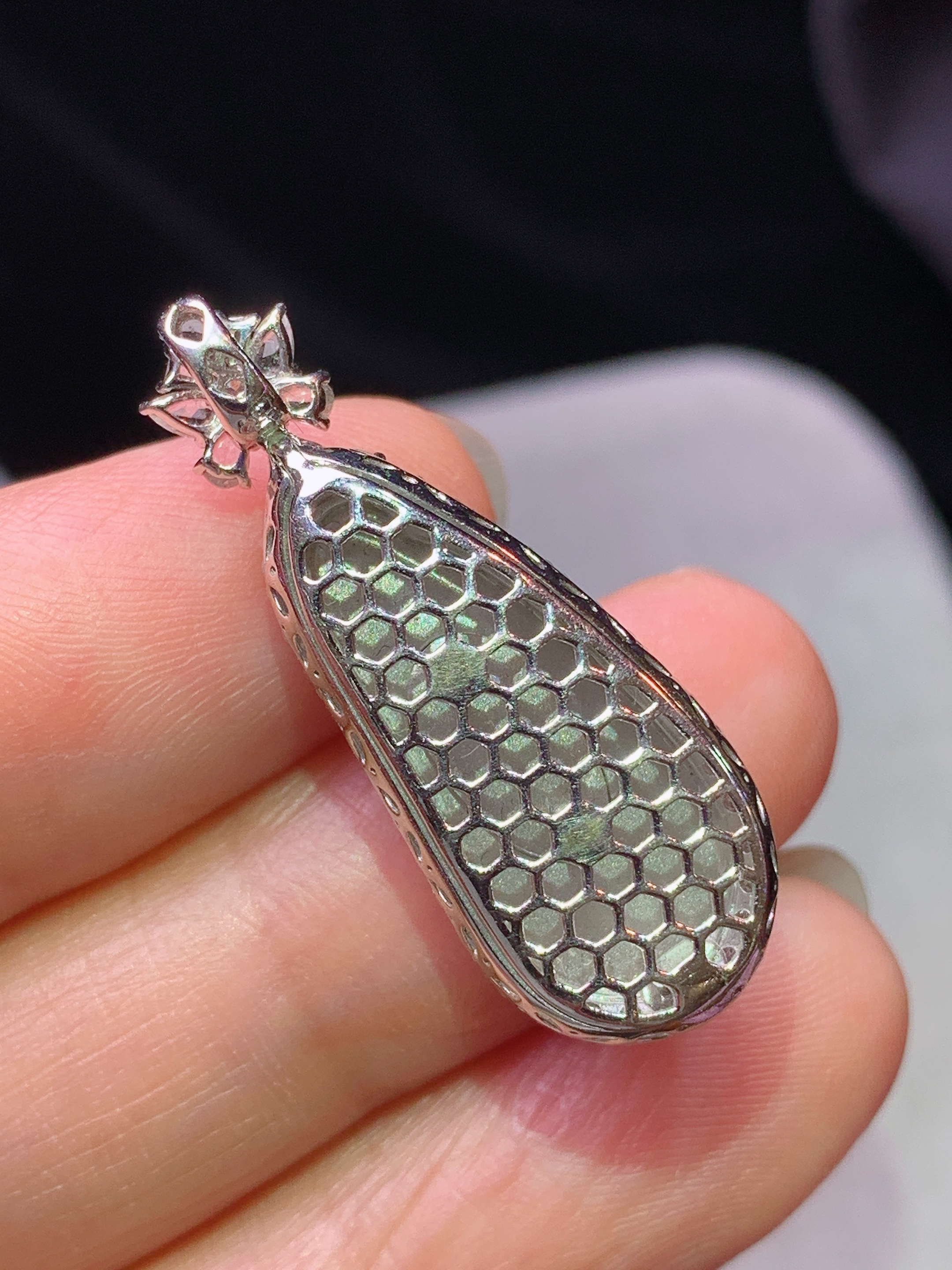 18k金钻镶嵌冰阳绿福瓜吊坠 玉质细腻 色泽艳丽清新 水润亮眼 整体尺寸31*11.8*8.6j3