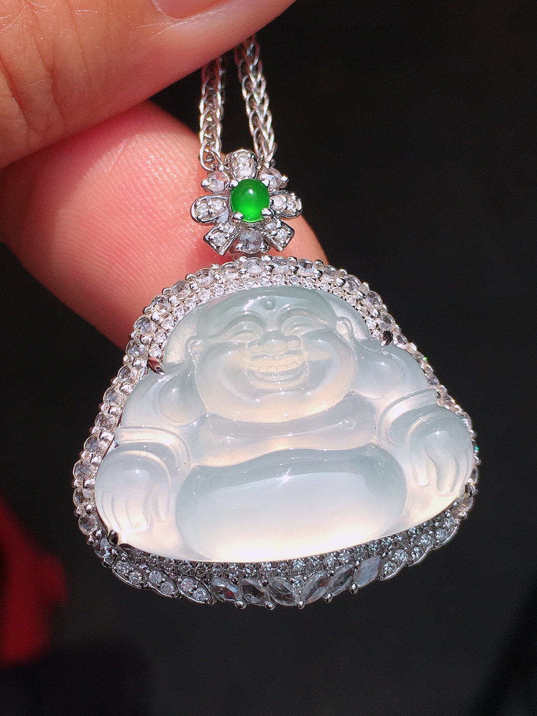 冰种佛公吊坠，玉质细腻，荧光感超
强，饱满圆润，尽显优雅气质，18k
金豪华镶嵌