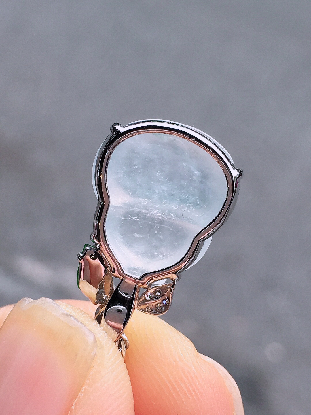 冰种葫芦吊坠，玉质细腻，荧光感超
强，饱满圆润，尽显优雅气质，18k
金豪华镶嵌