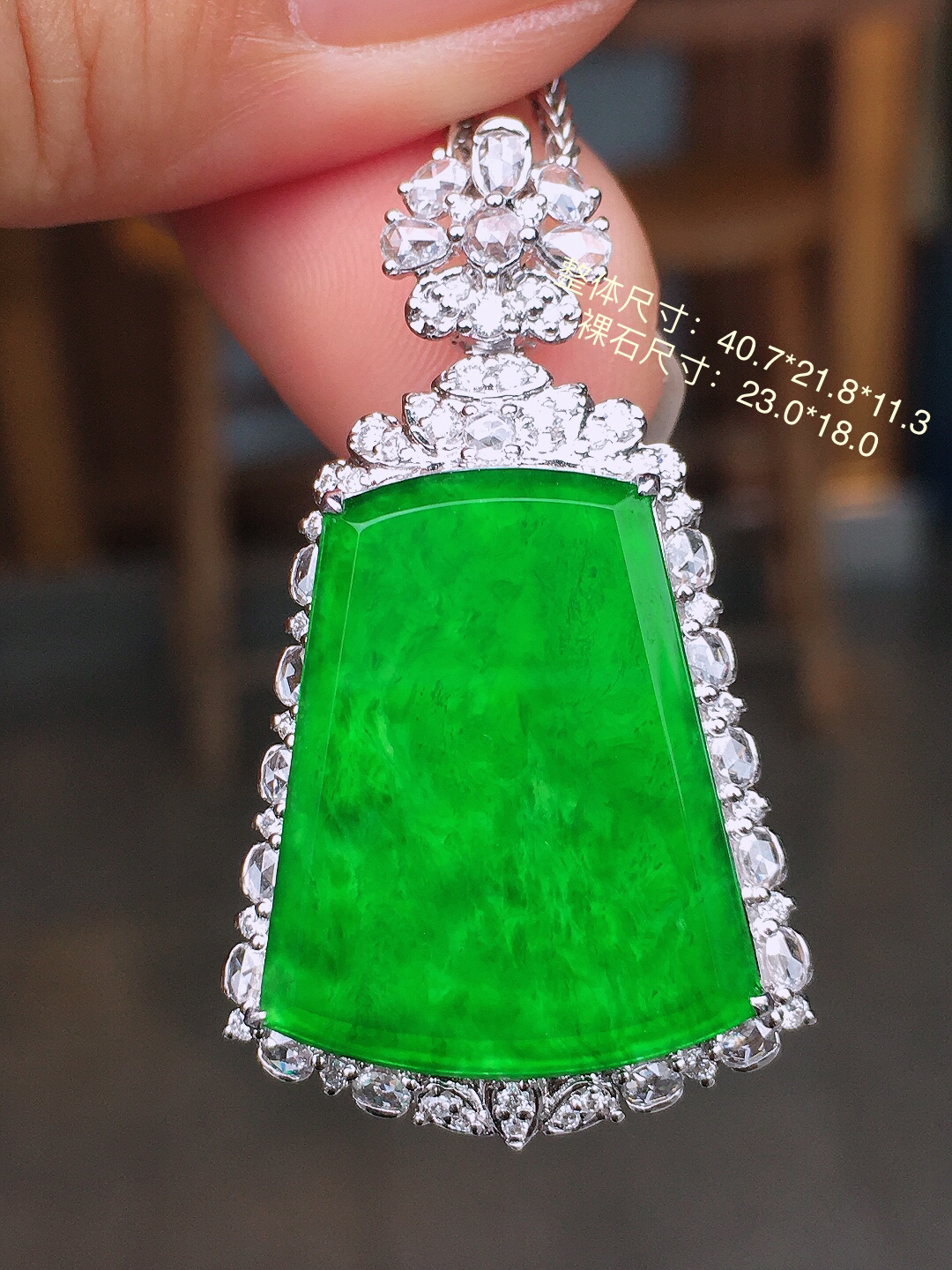 阳绿无事牌吊坠，色泽均匀艳丽，玉质细腻，荧光感超
强，饱满圆润，尽显优雅气质，18k
金豪华镶嵌