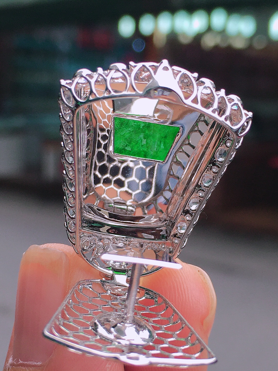 阳绿无事牌吊坠，色泽均匀艳丽，玉质细腻，荧光感超
强，饱满圆润，尽显优雅气质，18k
金豪华镶嵌