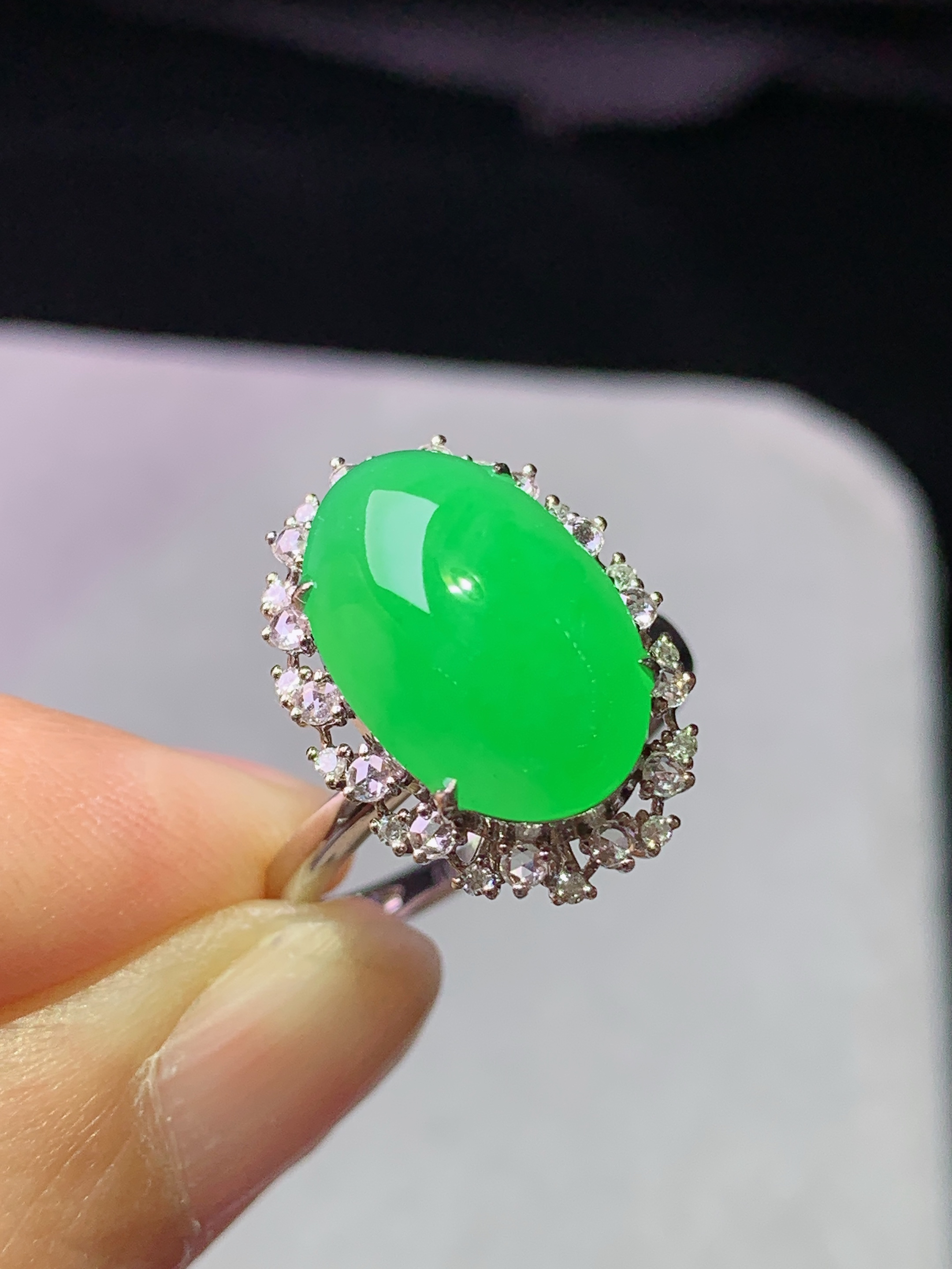 18k金钻镶嵌冰阳绿蛋面戒指 玉质细腻 色泽艳丽清新 水润亮眼 圈口14.5 整体尺寸18*13*1