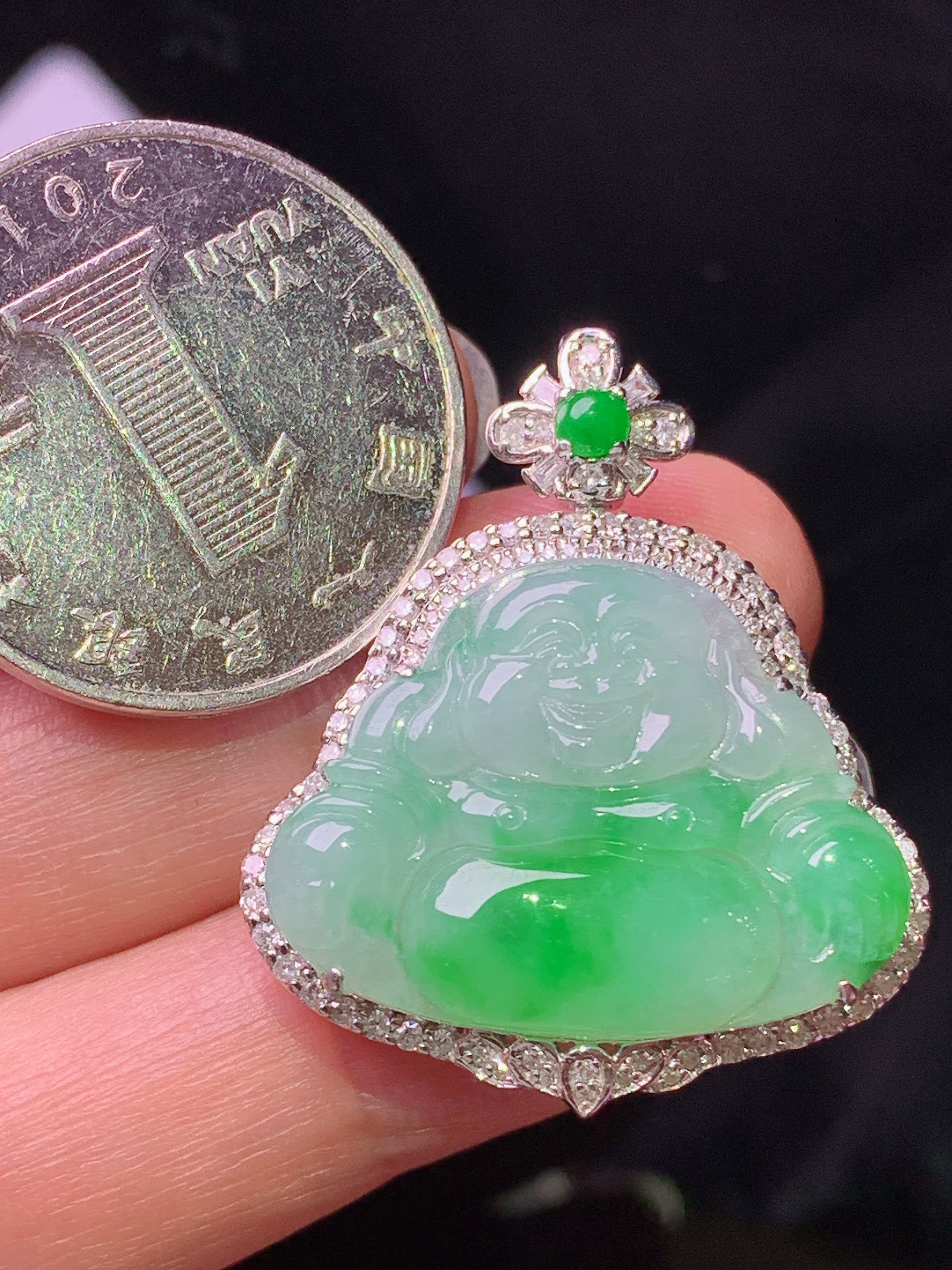 18k金钻镶嵌飘绿佛公吊坠 玉质细腻 色泽艳丽清新 水润亮眼 整体尺寸32*27.5*8.5c1