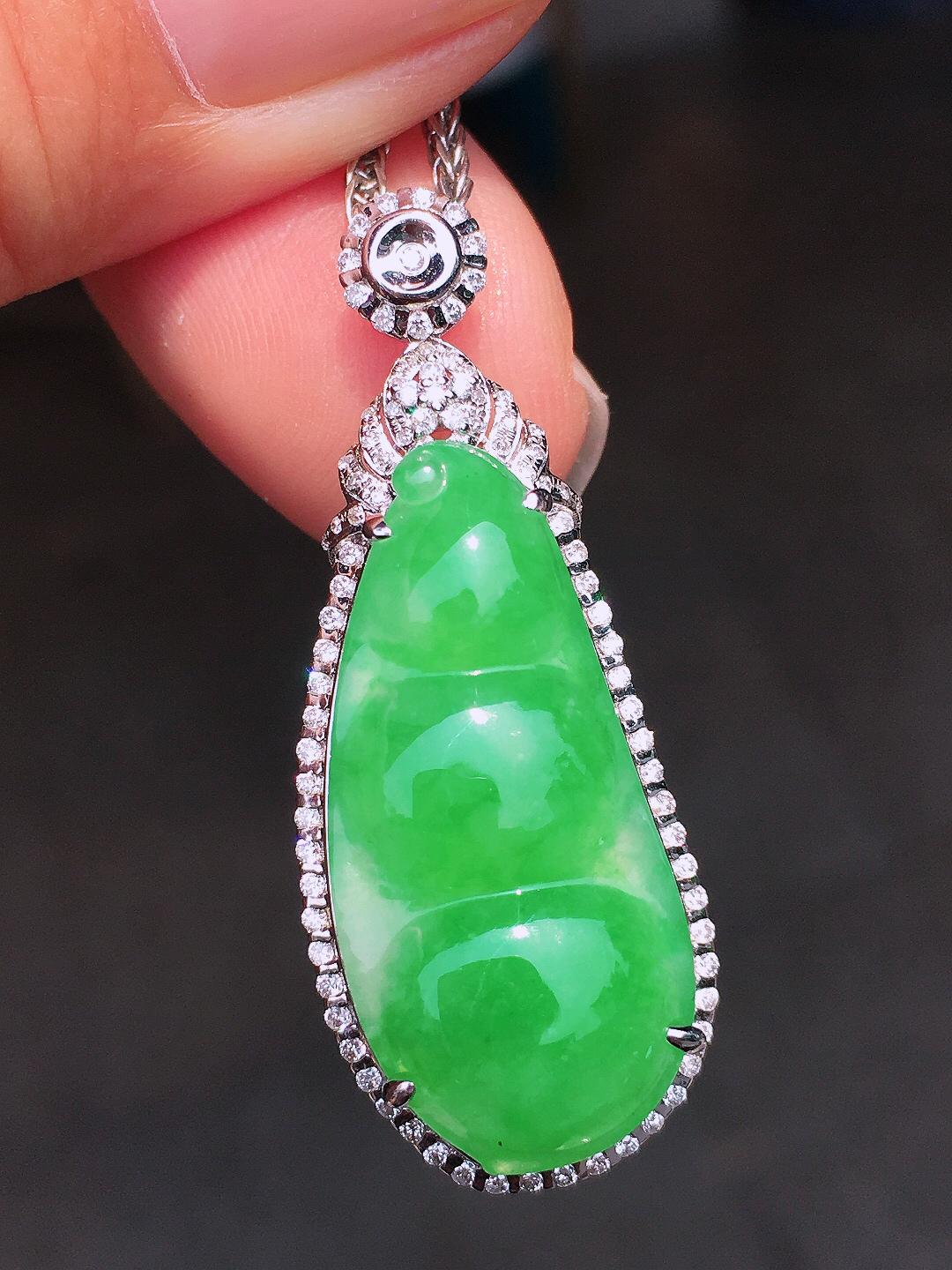 阳绿福豆吊坠，色泽均匀艳丽，玉质细腻，荧光感超
强，饱满圆润，尽显优雅气质，18k
金豪华镶嵌