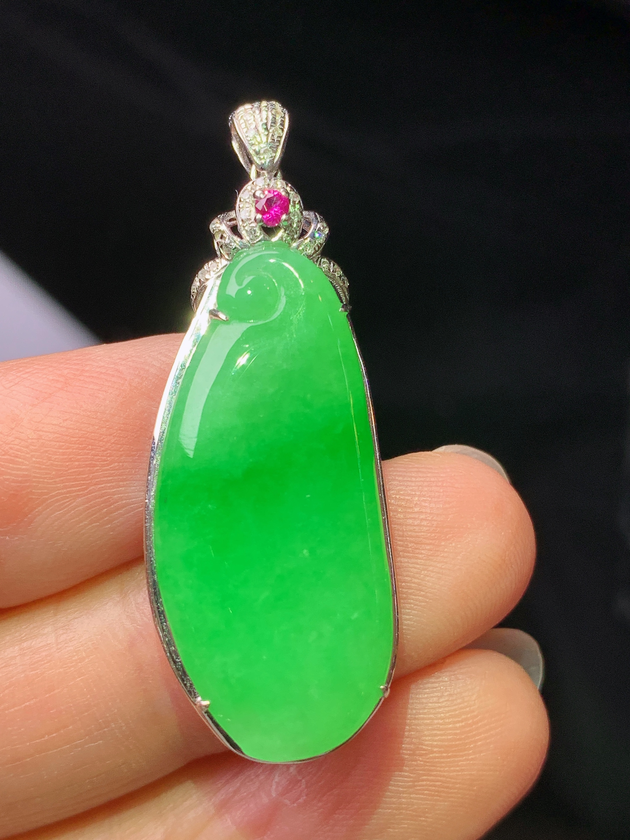 18k金钻镶嵌阳绿福瓜吊坠 玉质细腻 色泽艳丽清新 水润亮眼 整体尺寸38.2*13.8*5z1