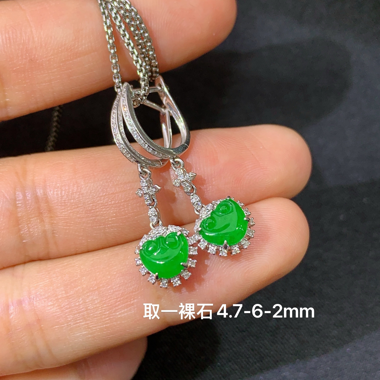 冰阳绿如意耳坠，18k金镶嵌，款式新颖，冰润色阳，种水足，Cr 尺寸4.7*6*2