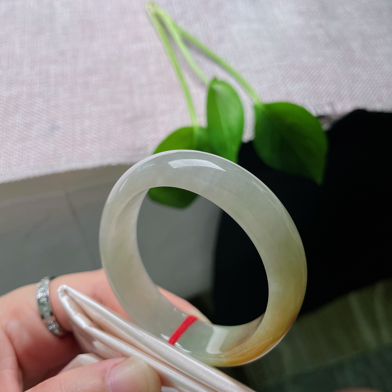 53（45.5）13.2/6.7，黄翡贵妃，冰润细腻，种老，如金丝游动，婉间鎏金..