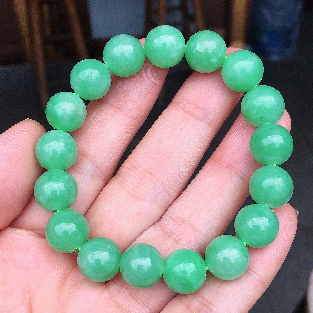 果绿珠子手串，色泽均匀艳丽，玉质细腻，荧光感超
强，饱满圆润，尽显优雅气质