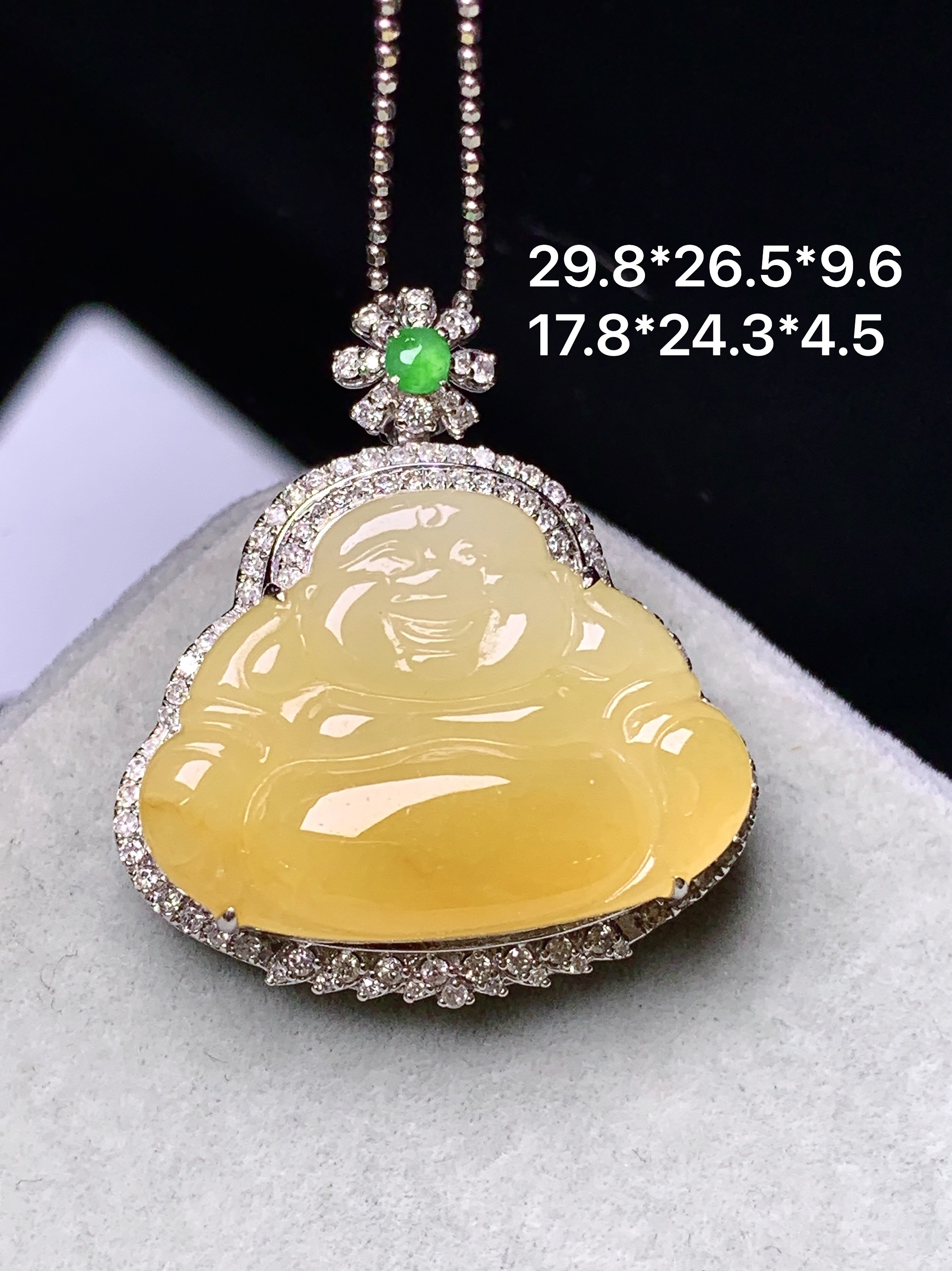 18k金钻镶嵌冰黄翡佛公吊坠 玉质细腻 色泽艳丽清新 水润亮眼 整体尺寸29.8*26.5*9.5b7