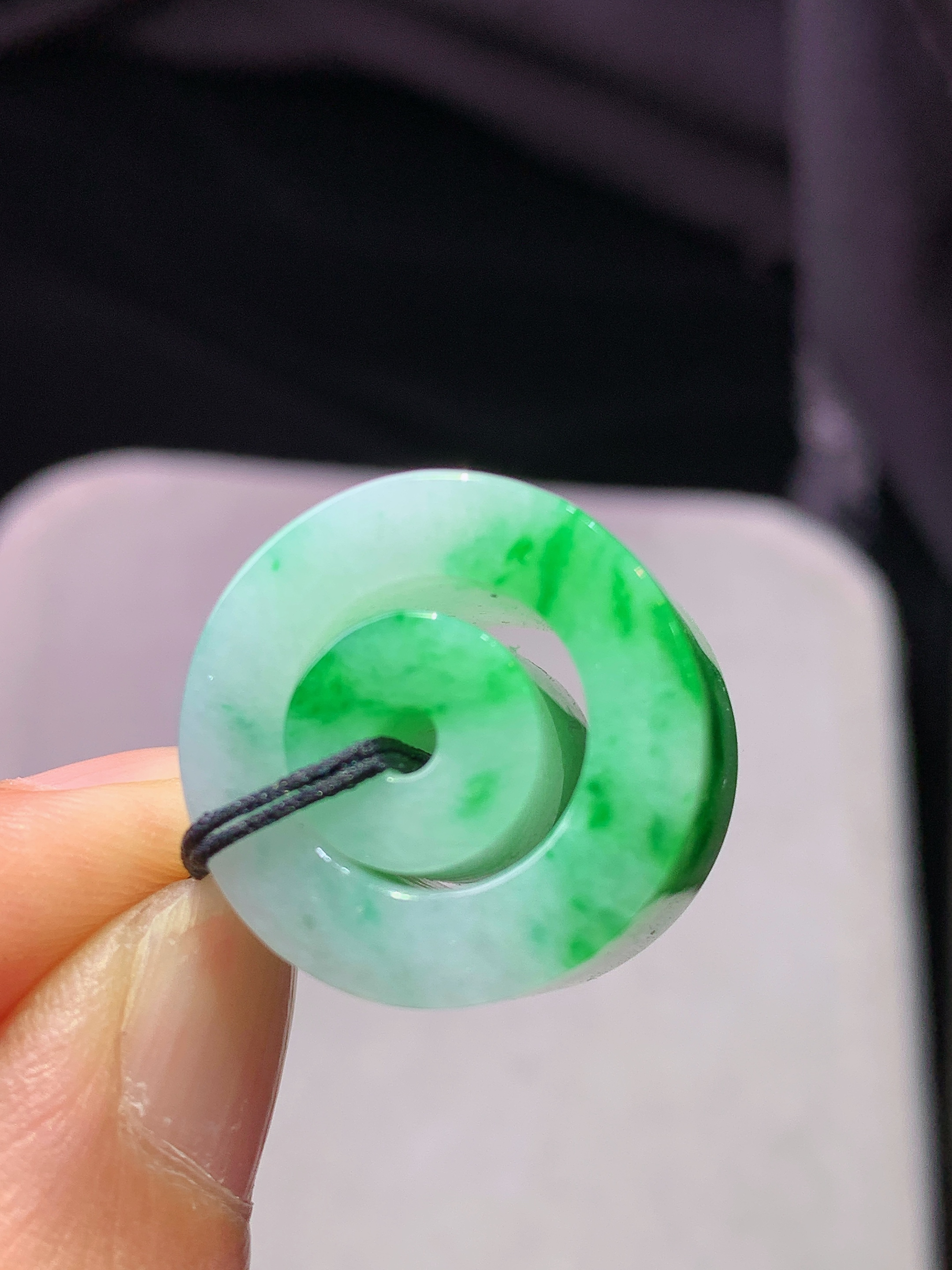 飘阳绿子母路路通吊坠 玉质细腻 色泽艳丽清新 水润亮眼 整体尺寸19.5*13z1