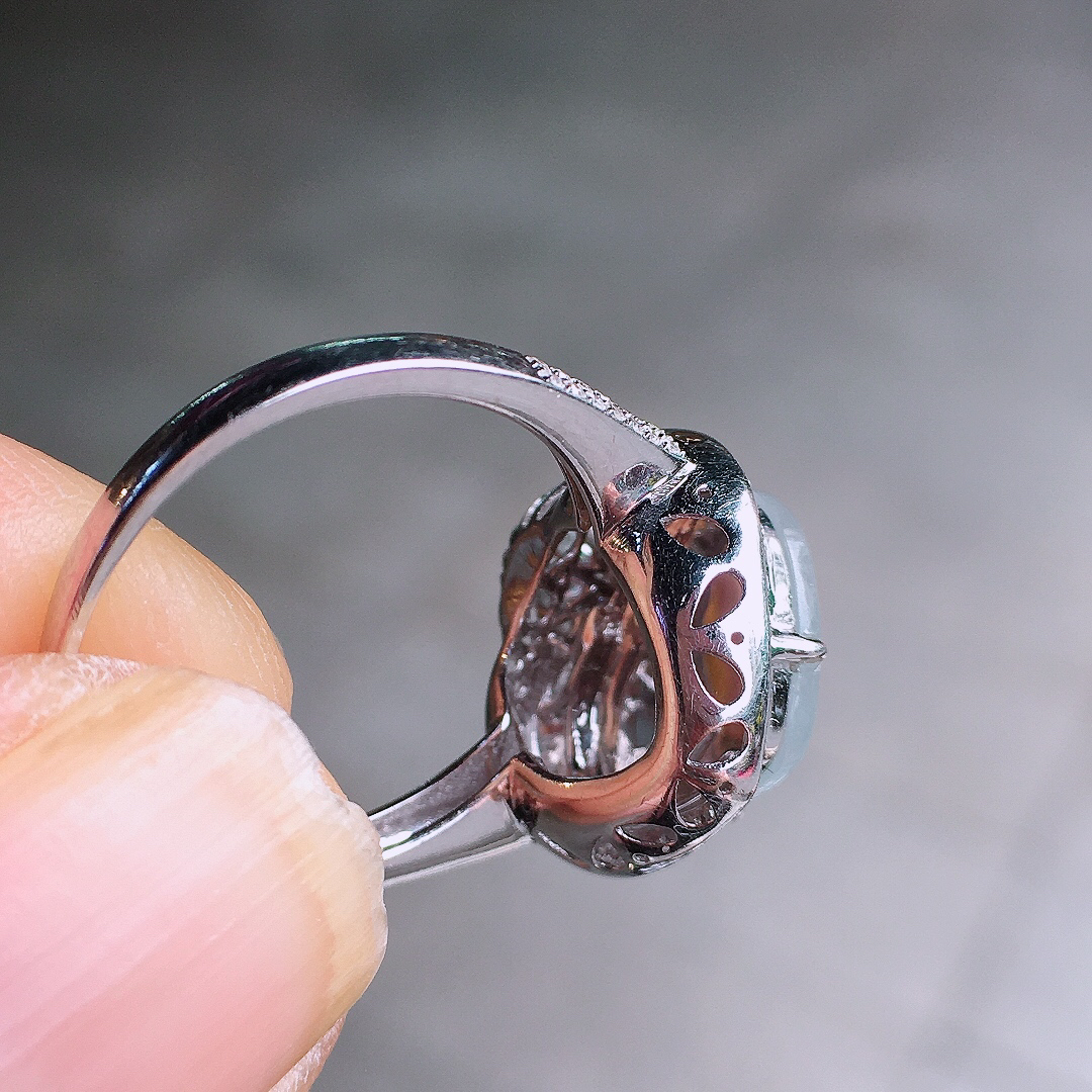 冰种如意戒指，玉质细腻，荧光感超
强，饱满圆润，尽显优雅气质，18k
金豪华镶嵌