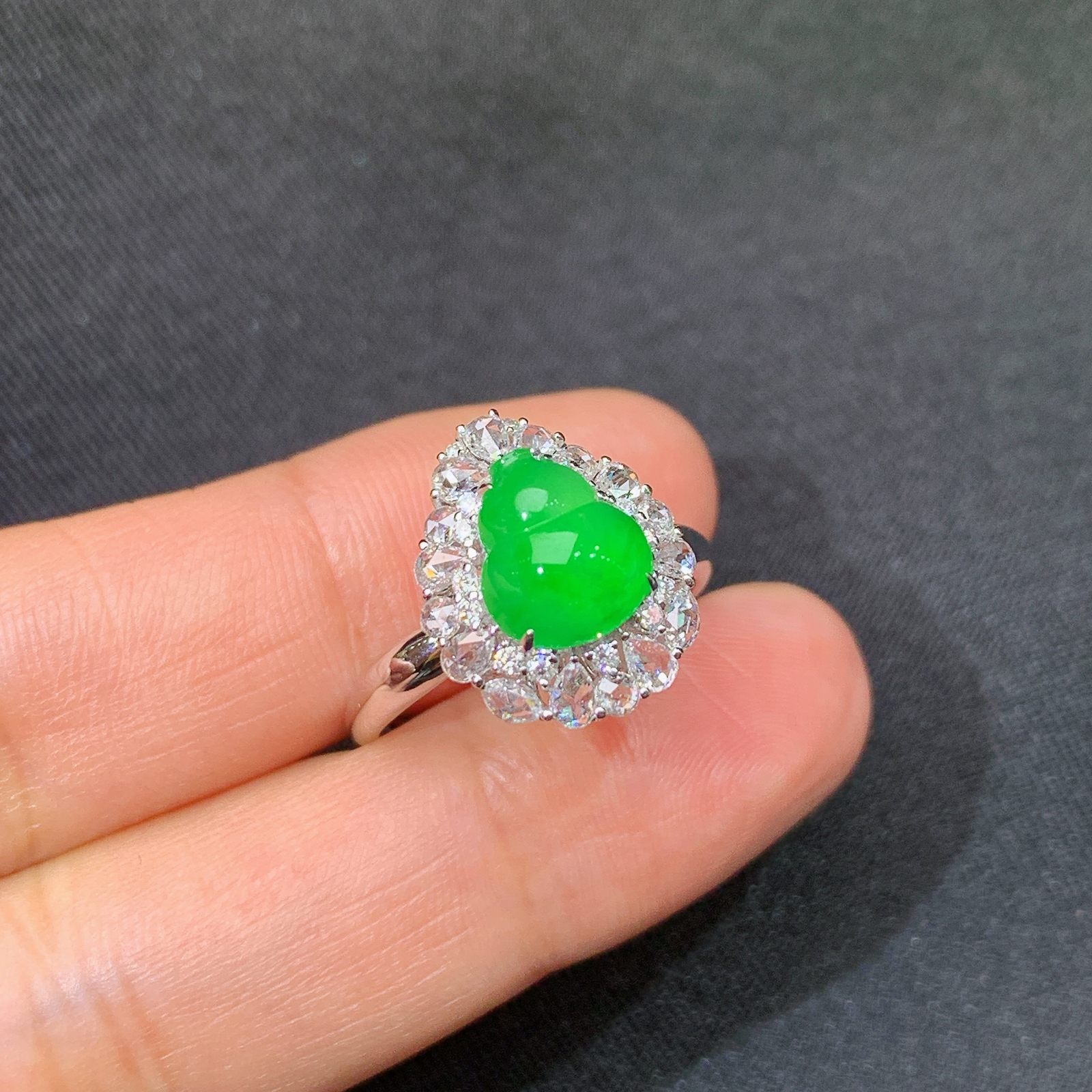 冰阳绿葫芦戒指，18k金镶嵌，简约时尚，冰润色阳，种水足，Tl 尺寸8.4*7.1*3.3