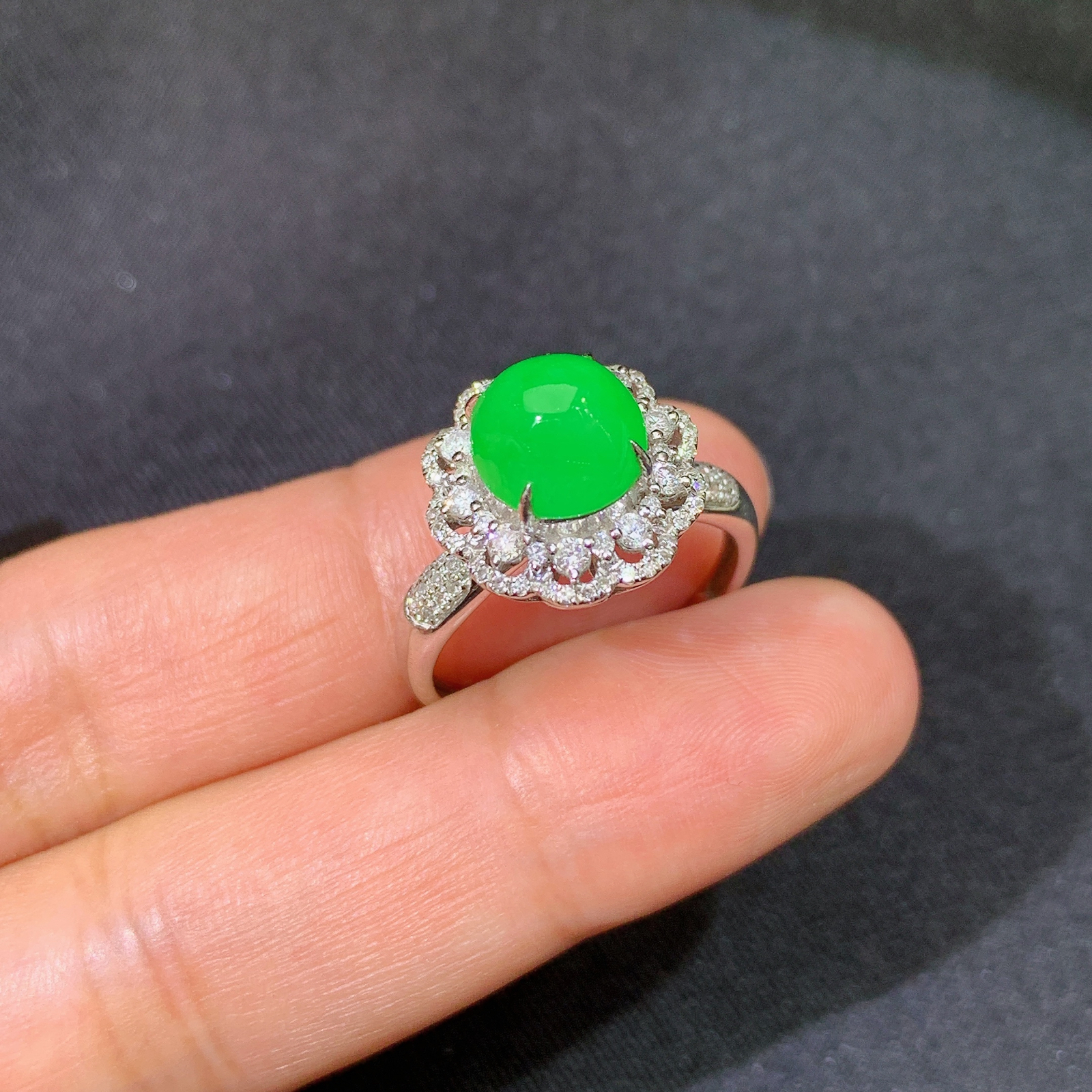 阳绿蛋面戒指，18k金镶嵌，款式精美，冰润色阳，种水足，Xf 尺寸8.1*7.7*4.7