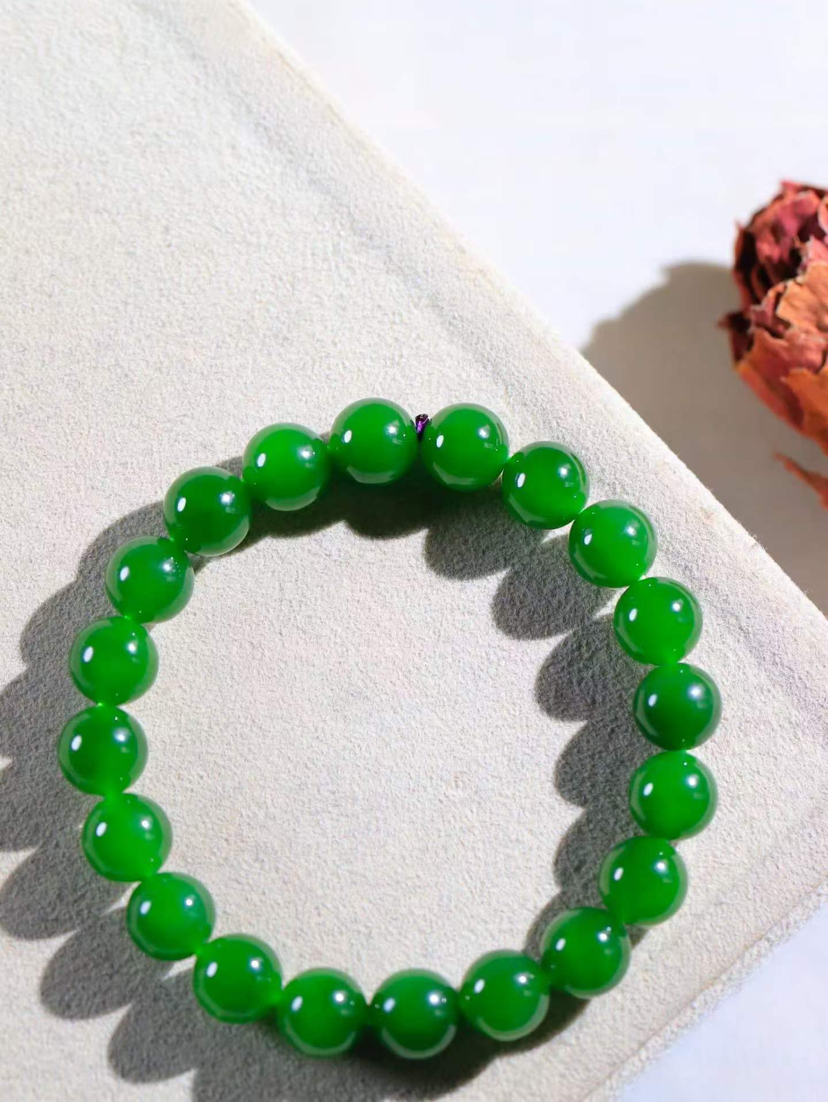 【珠圆玉润.手串】

精品和田玉碧玉珠圆玉润手串 玉质温润细腻  整串打磨圆润，佩戴舒适。珠珠落玉盘，间关莺语花底滑，一生美好时光，无论身在何处，都有它相伴相守。事事顺遂，幸福美满，吉祥如意。重27.5克 尺寸取一9.5mm  79352978A