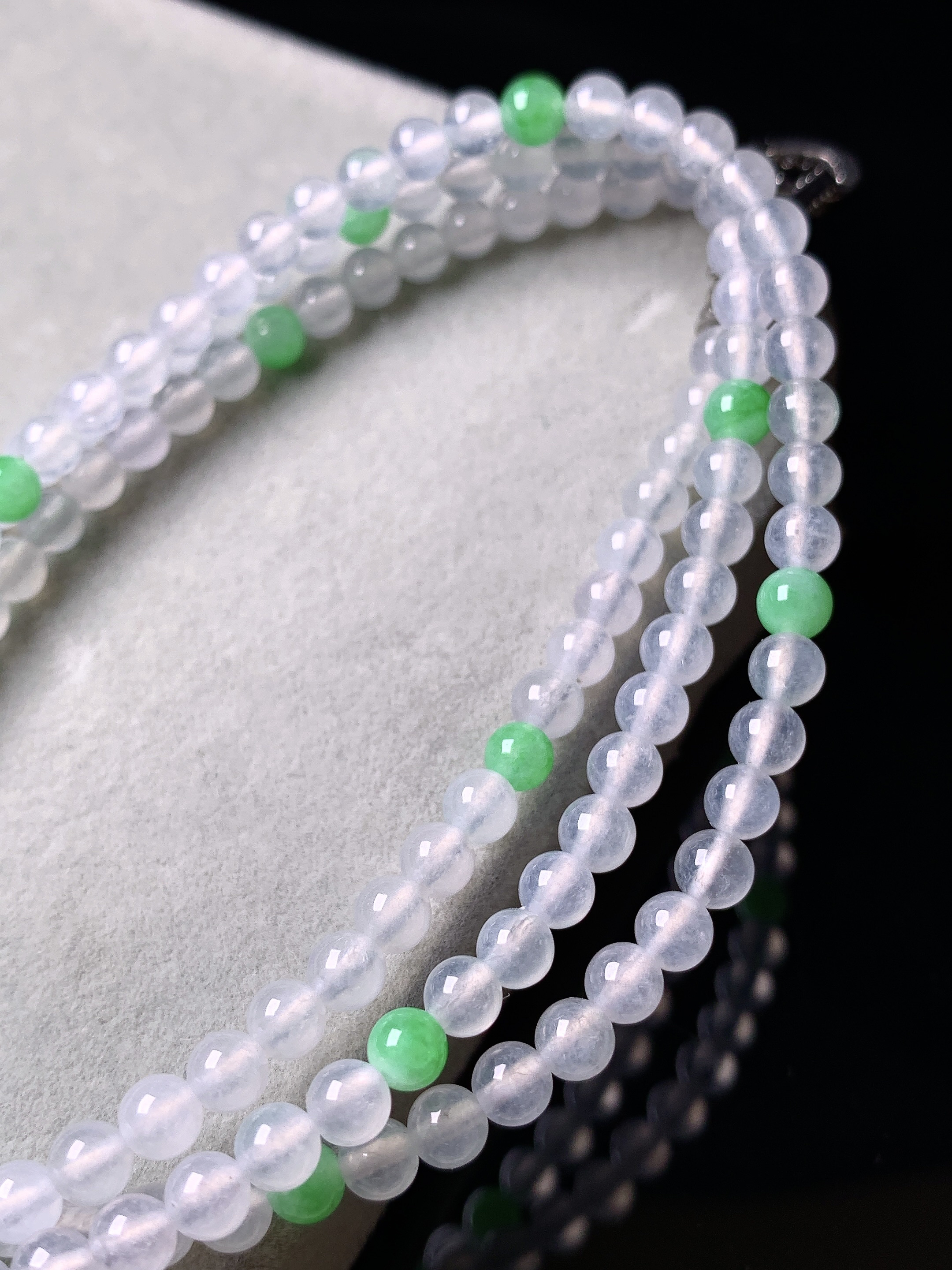 冰种圆珠项链 玉质细腻 色泽艳丽清新 水润亮眼 整体尺寸4b7