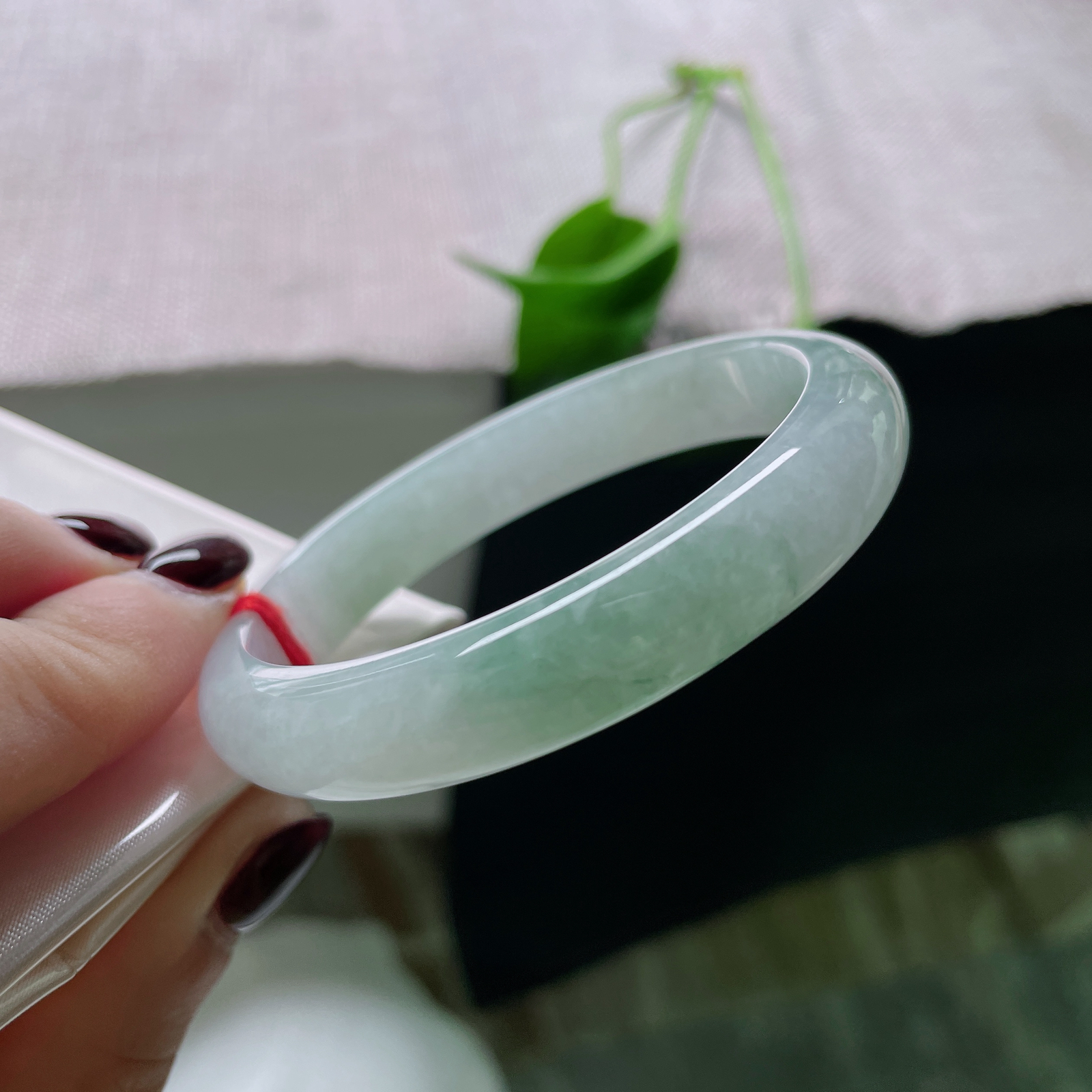 52.9（47.9）10.2/6.7，淡绿底贵妃，水头好，颜色深浅不一，韵味十足，皮纹..