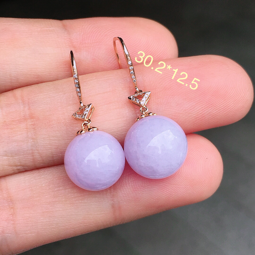 紫罗兰珠子耳坠，色泽均匀艳丽，玉质细腻，荧光感超
强，饱满圆润，尽显优雅气质，18k
金豪华镶嵌