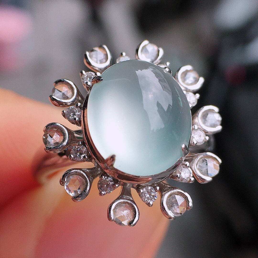 玻璃种蛋面戒指，玉质细腻，荧光感超
强，饱满圆润，尽显优雅气质，18k
金豪华镶嵌