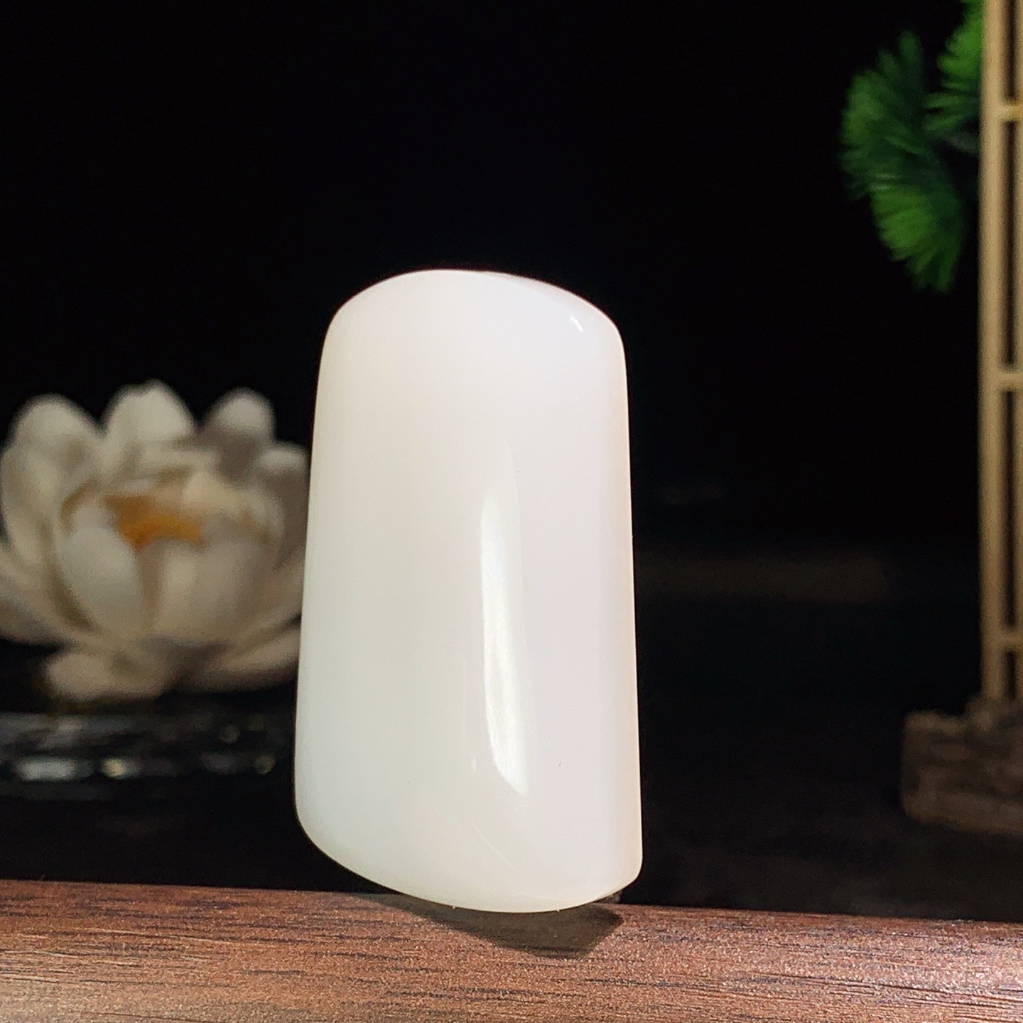 和田玉羊脂白玉平安无事牌挂件。尺寸43/28/8重22.5克，玉质细腻油润 脂粉好，品质好！lt260418