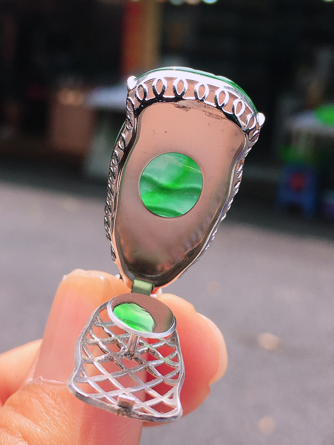 飘绿【财神爷】吊坠，色泽艳丽，玉质细腻，荧光感超
强，饱满圆润，尽显优雅气质，18k
金豪华镶嵌