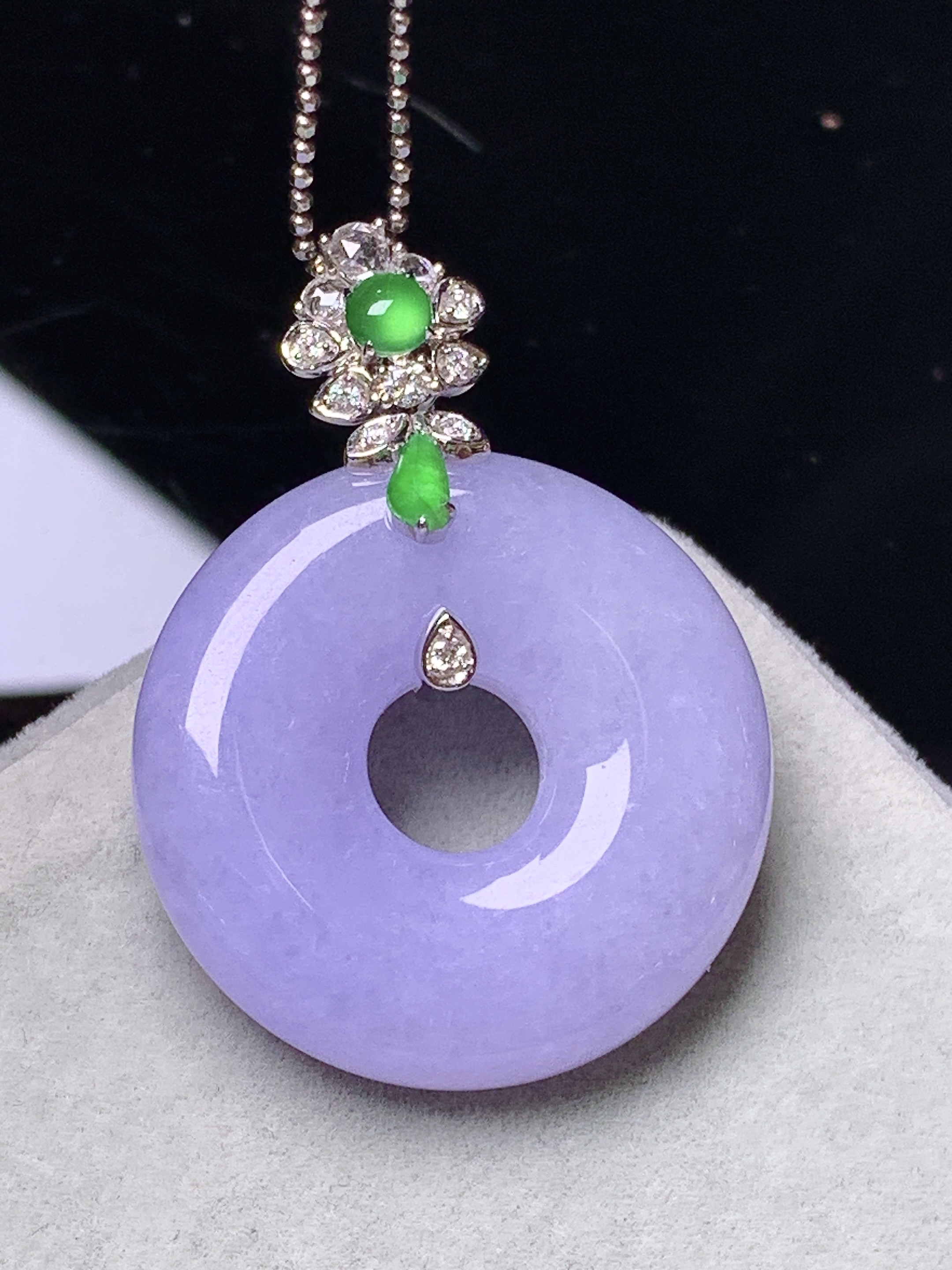 18k金钻镶嵌紫罗兰平安环吊坠 玉质细腻 色泽艳丽清新 水润亮眼 整体尺寸34.8*25.5*6.3