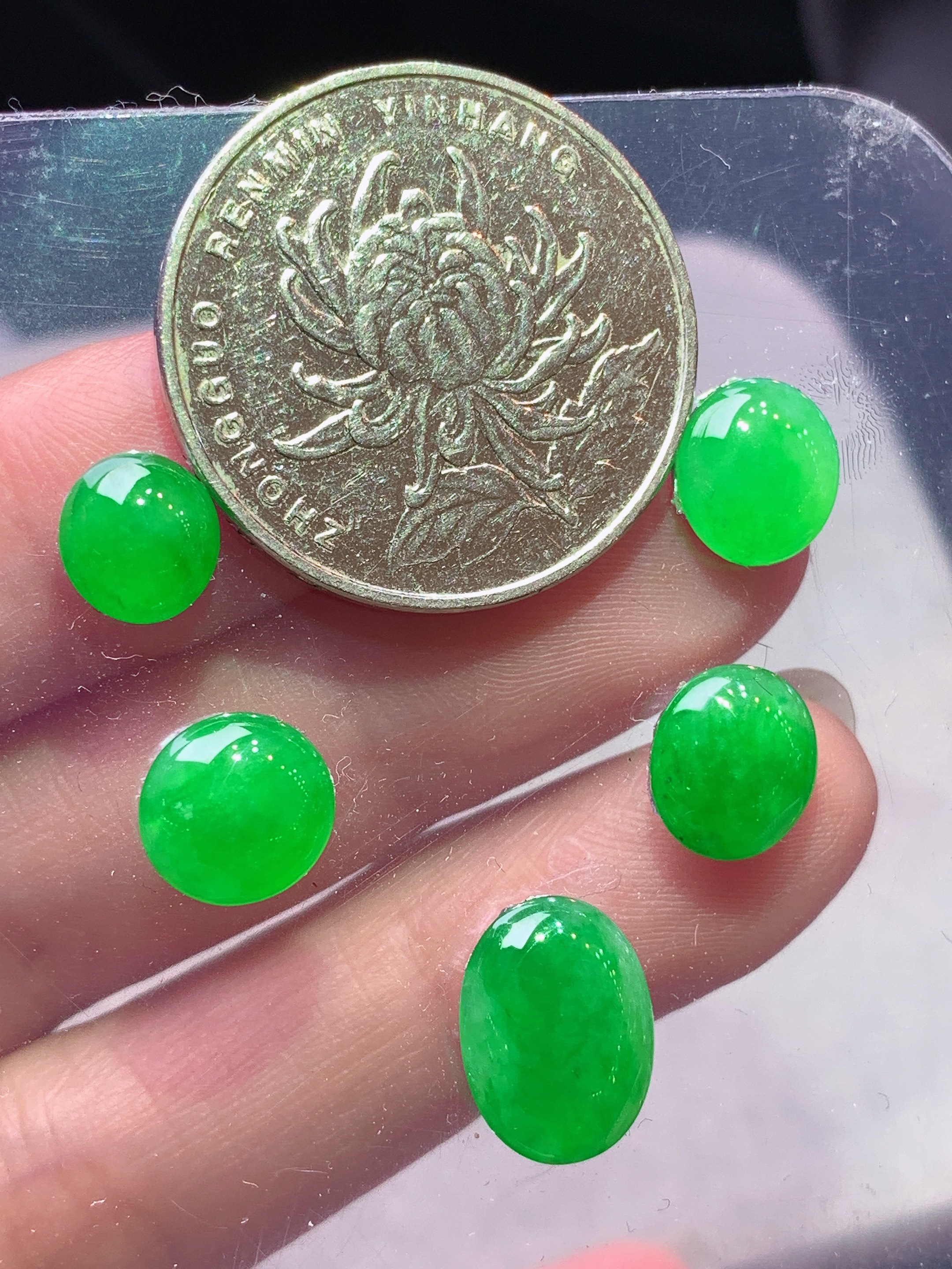 镶嵌款 冰阳绿蛋面一手 玉质细腻 色泽艳丽清新 水润亮眼 整体尺寸11.8*8.8*4.2j3