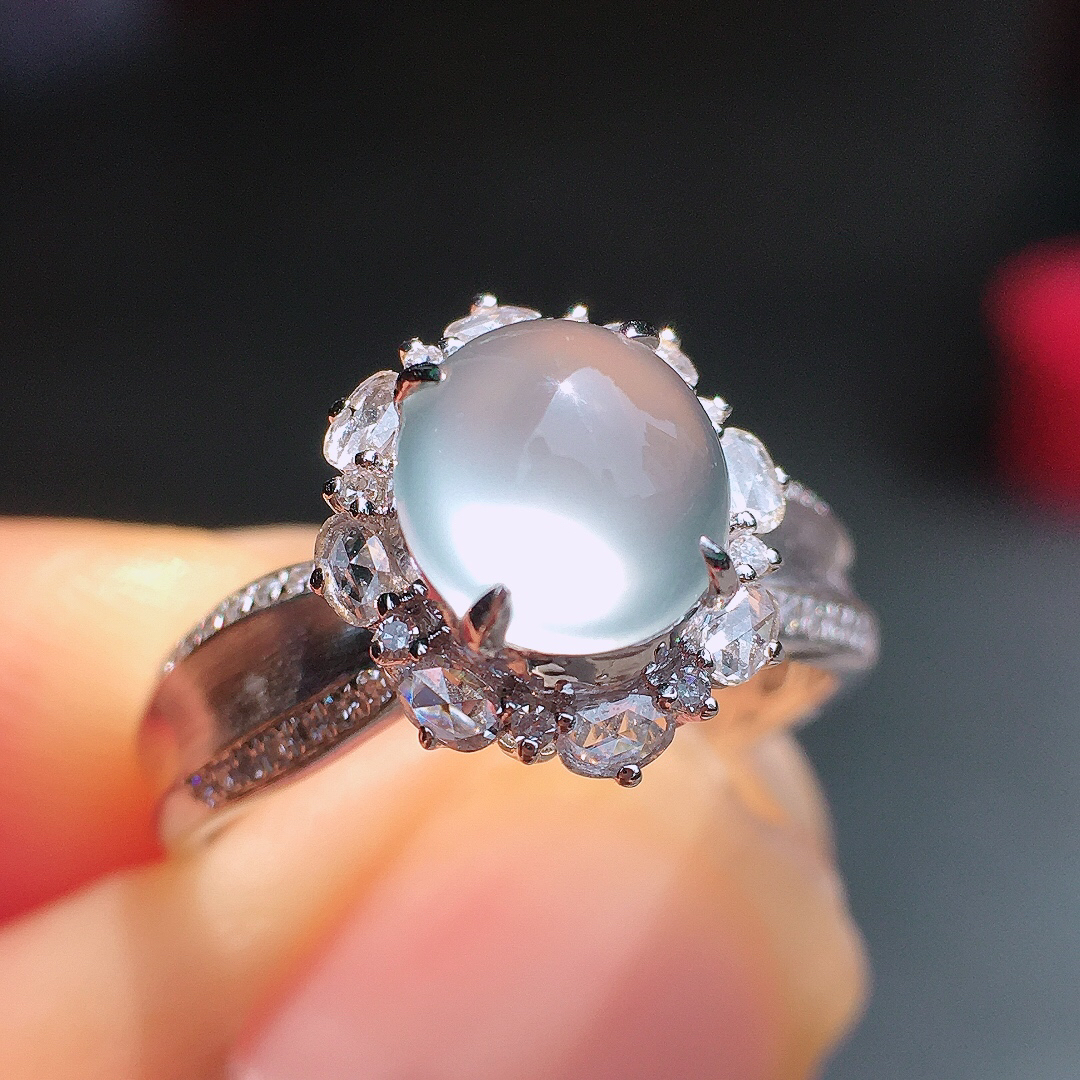 玻璃种蛋面戒指，玉质细腻，荧光感超
强，饱满圆润，尽显优雅气质，18k
金豪华镶嵌