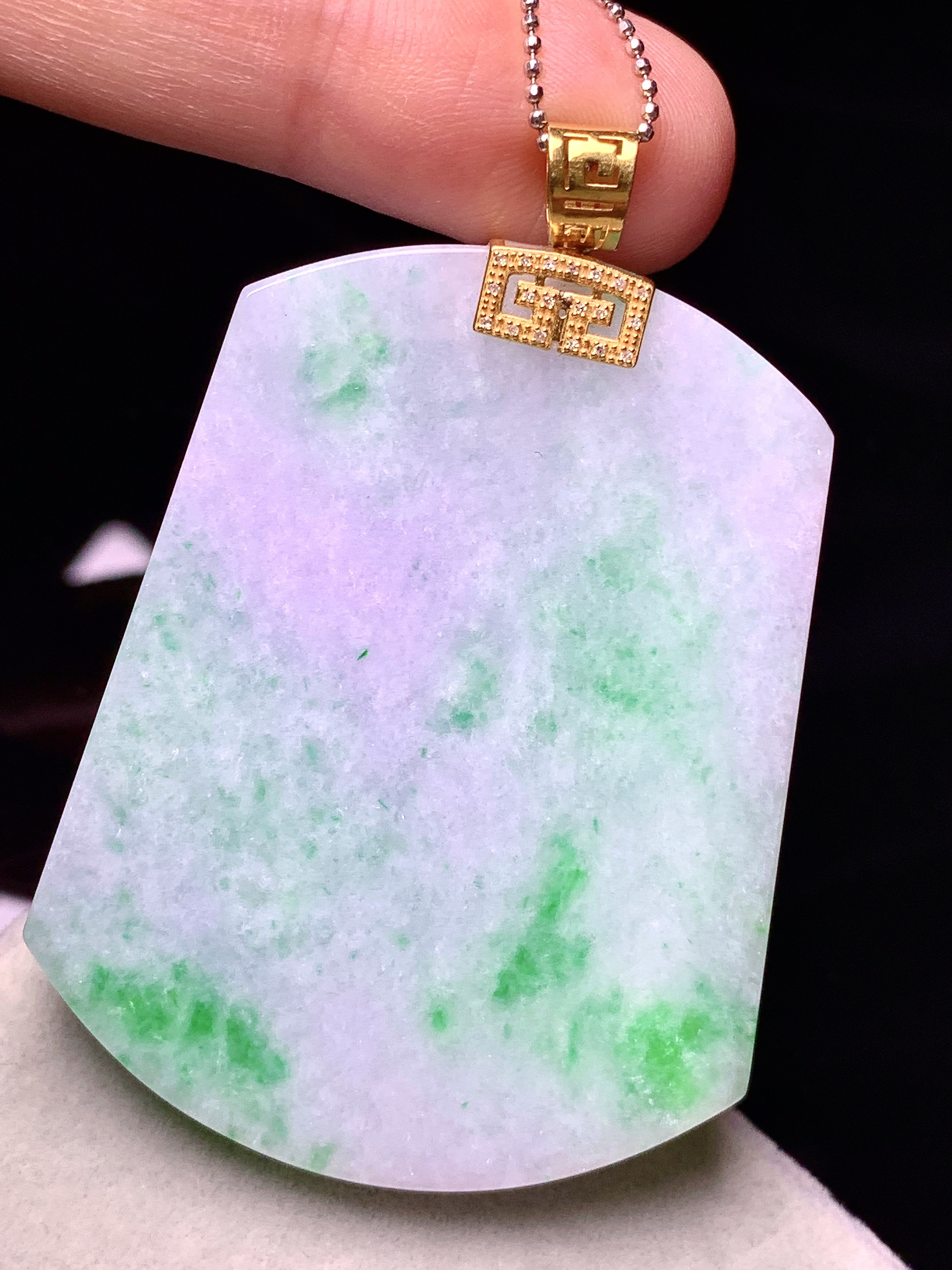 18k金钻镶嵌春彩无事牌吊坠 玉质细腻 色泽艳丽清新 水润亮眼 整体尺寸57.5*39.5*5.5e1