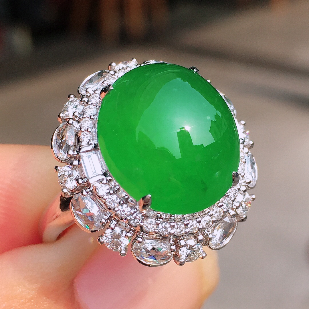 阳绿蛋面戒指，色泽均匀艳丽，玉质细腻，荧光感超
强，饱满圆润，尽显优雅气质，18k
金豪华镶嵌