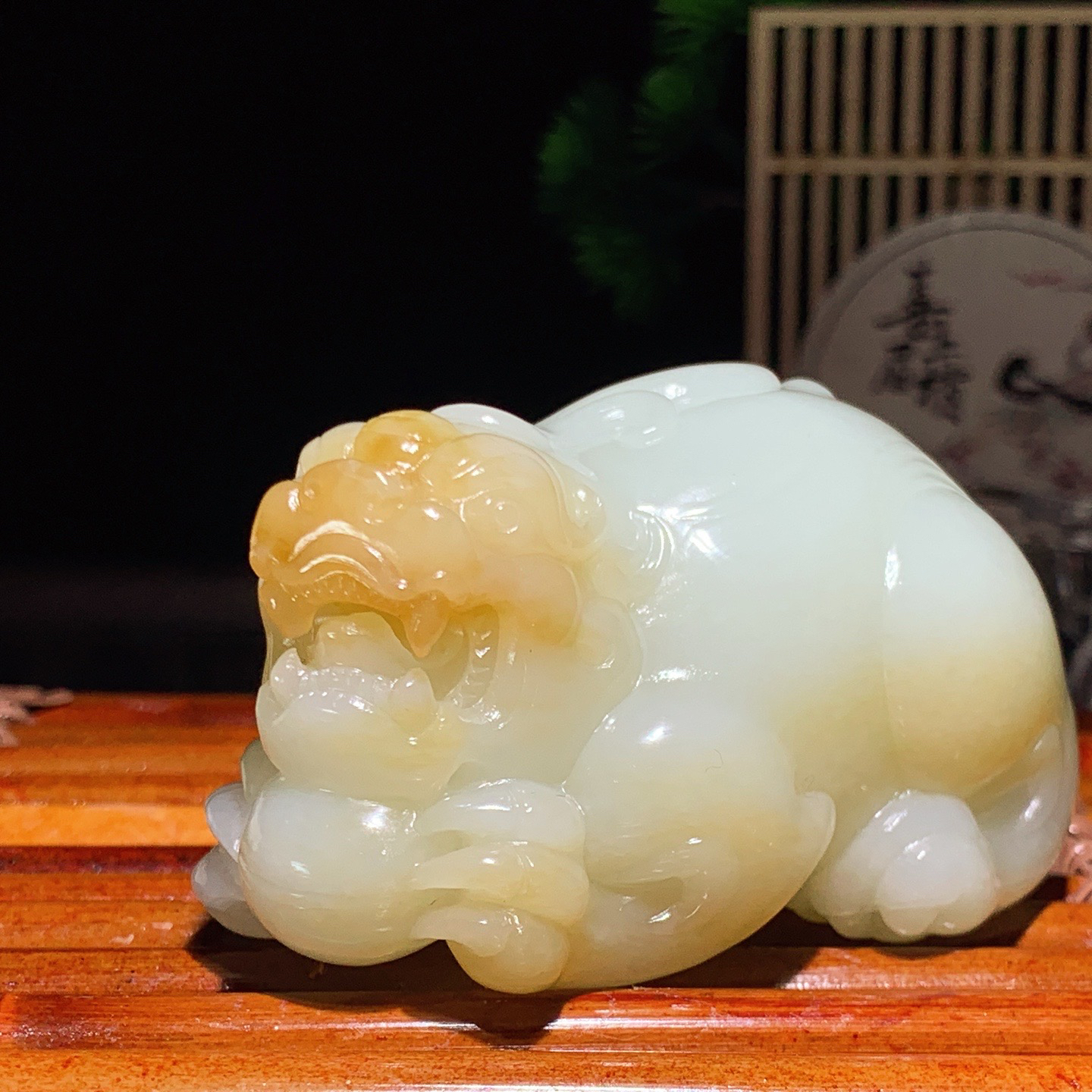 新疆和田玉且末糖貔貅把件！尺寸71/42/40重184克。玉质细腻油润。手推出油。佩戴高端典雅。lt