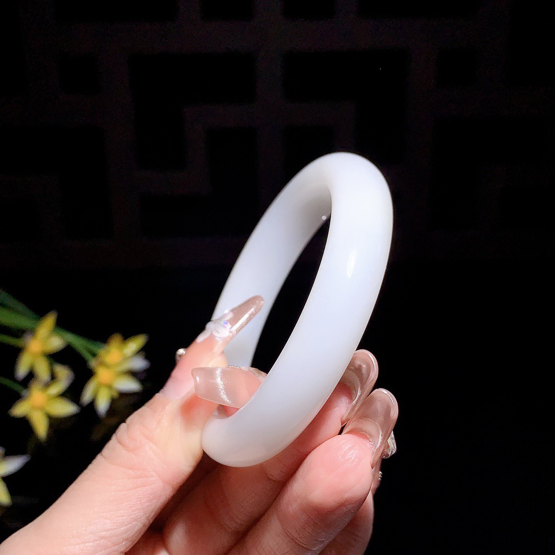 和田玉53圈口羊脂白手镯！玉质细腻油润 底色纯净 无裂无杂 脂粉好，品质高。