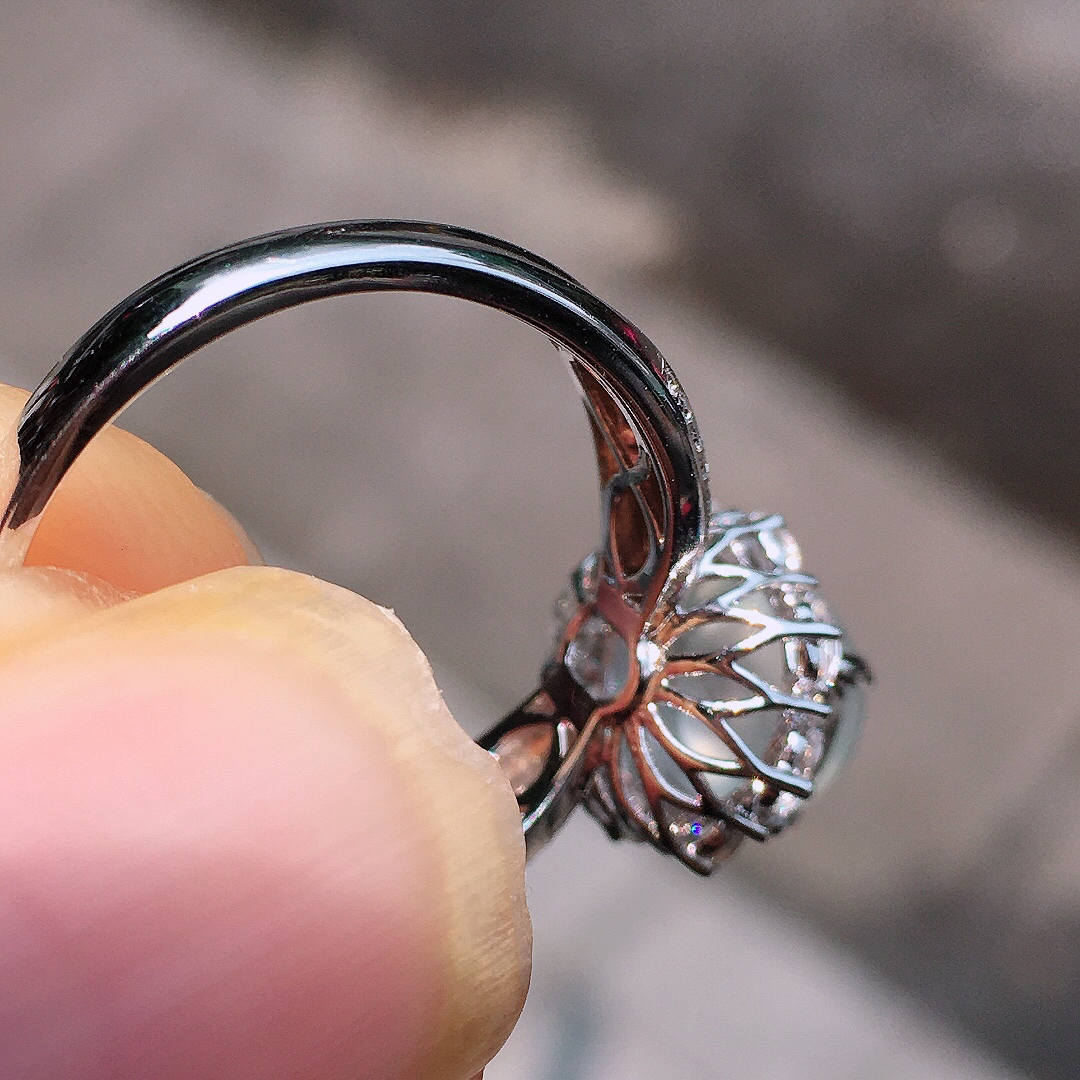 玻璃种蛋面戒指，玉质细腻，荧光感超
强，饱满圆润，尽显优雅气质，18k
金豪华镶嵌