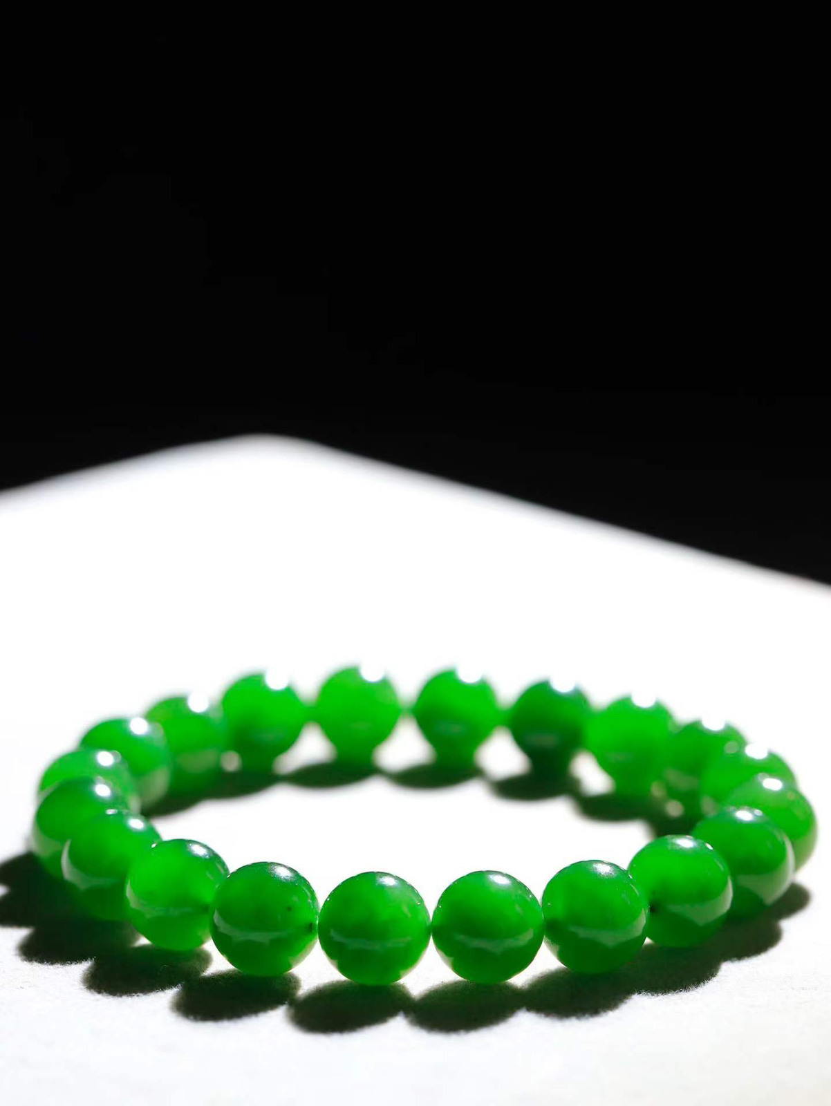 【珠圆玉润.手串】

精品和田玉碧玉珠圆玉润手串 玉质温润细腻  整串打磨圆润，佩戴舒适。珠珠落玉盘，间关莺语花底滑，一生美好时光，无论身在何处，都有它相伴相守。事事顺遂，幸福美满，吉祥如意。重27.5克 尺寸取一9.5mm  79352978A