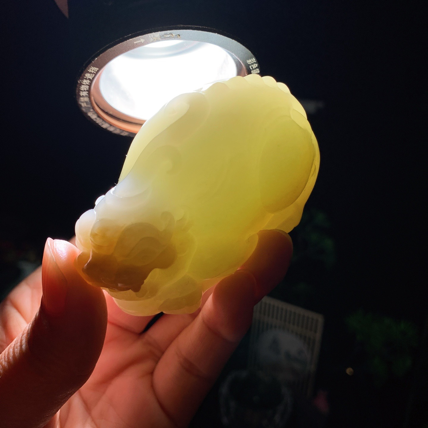 新疆和田玉且末糖貔貅把件！尺寸71/42/40重184克。玉质细腻油润。手推出油。佩戴高端典雅。lt260418