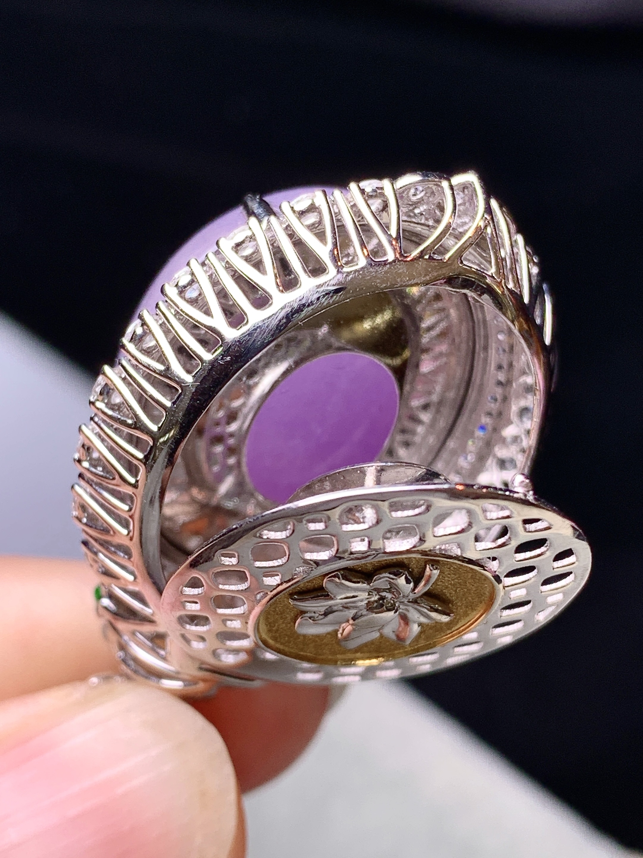 18k金钻镶嵌紫罗兰蛋面吊坠 玉质细腻 色泽艳丽清新 水润亮眼 整体尺寸40.5*24.2*19.2b7