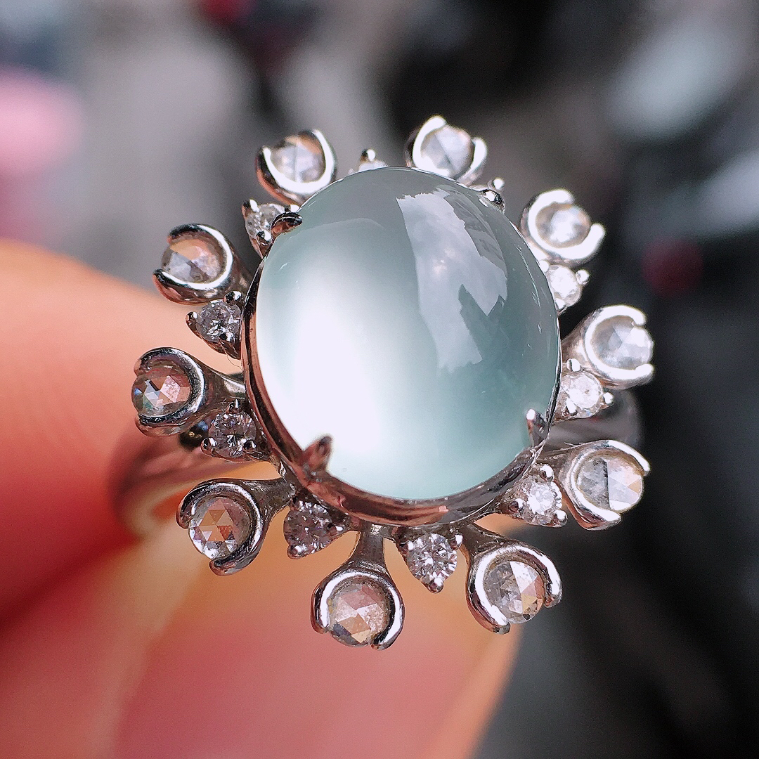 玻璃种蛋面戒指，玉质细腻，荧光感超
强，饱满圆润，尽显优雅气质，18k
金豪华镶嵌