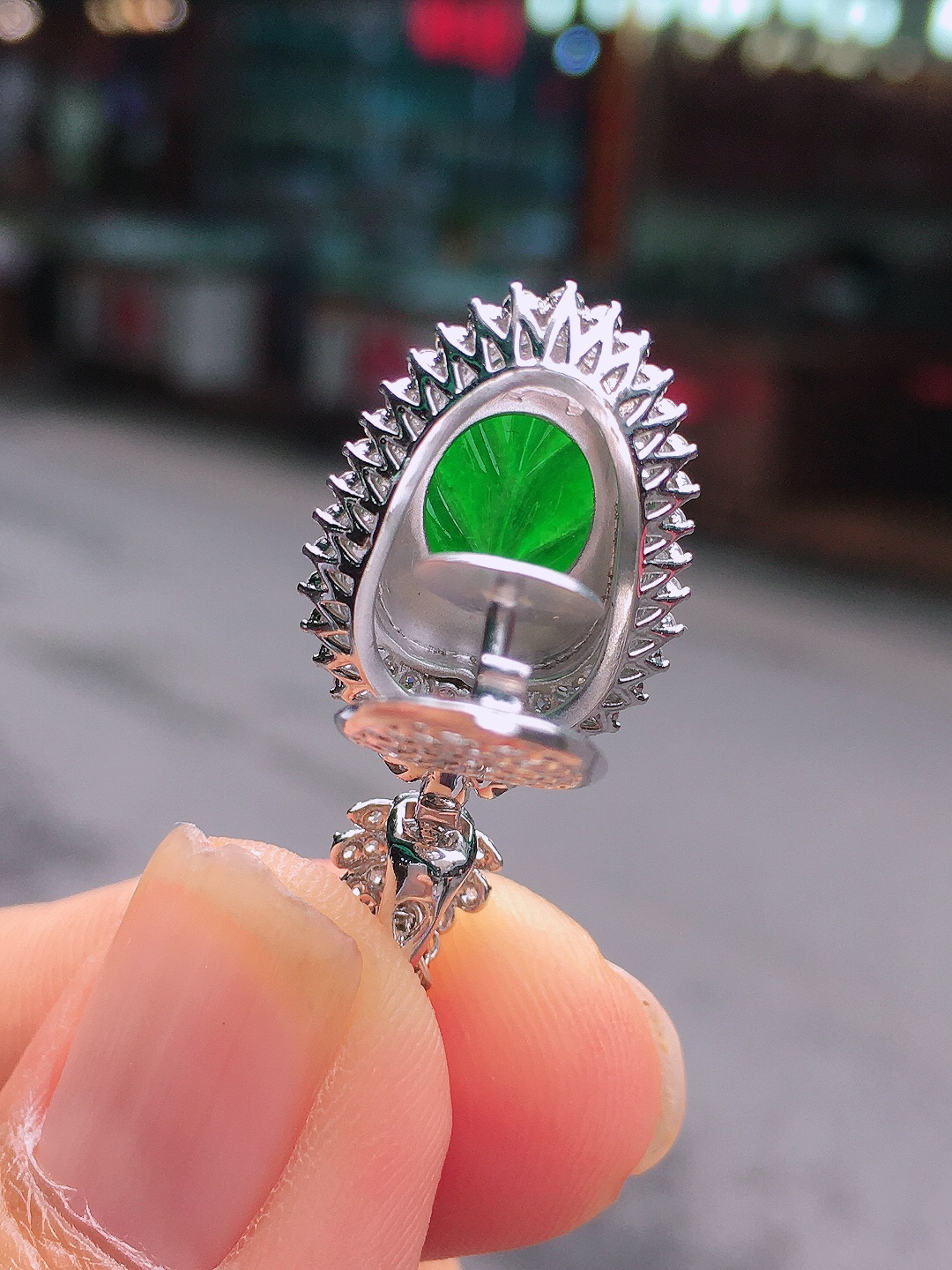 阳绿玉叶吊坠，色泽均匀艳丽，玉质细腻，荧光感超
强，饱满圆润，尽显优雅气质，18k
金豪华镶嵌