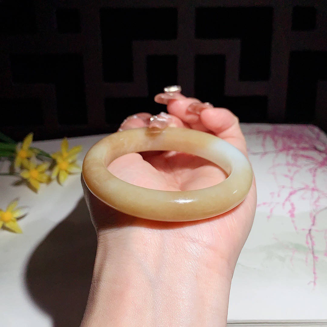 ￼ 和田玉52.5圈且末糖手镯！玉质细腻油润 底色纯净 无裂无黑 脂粉好，品质高