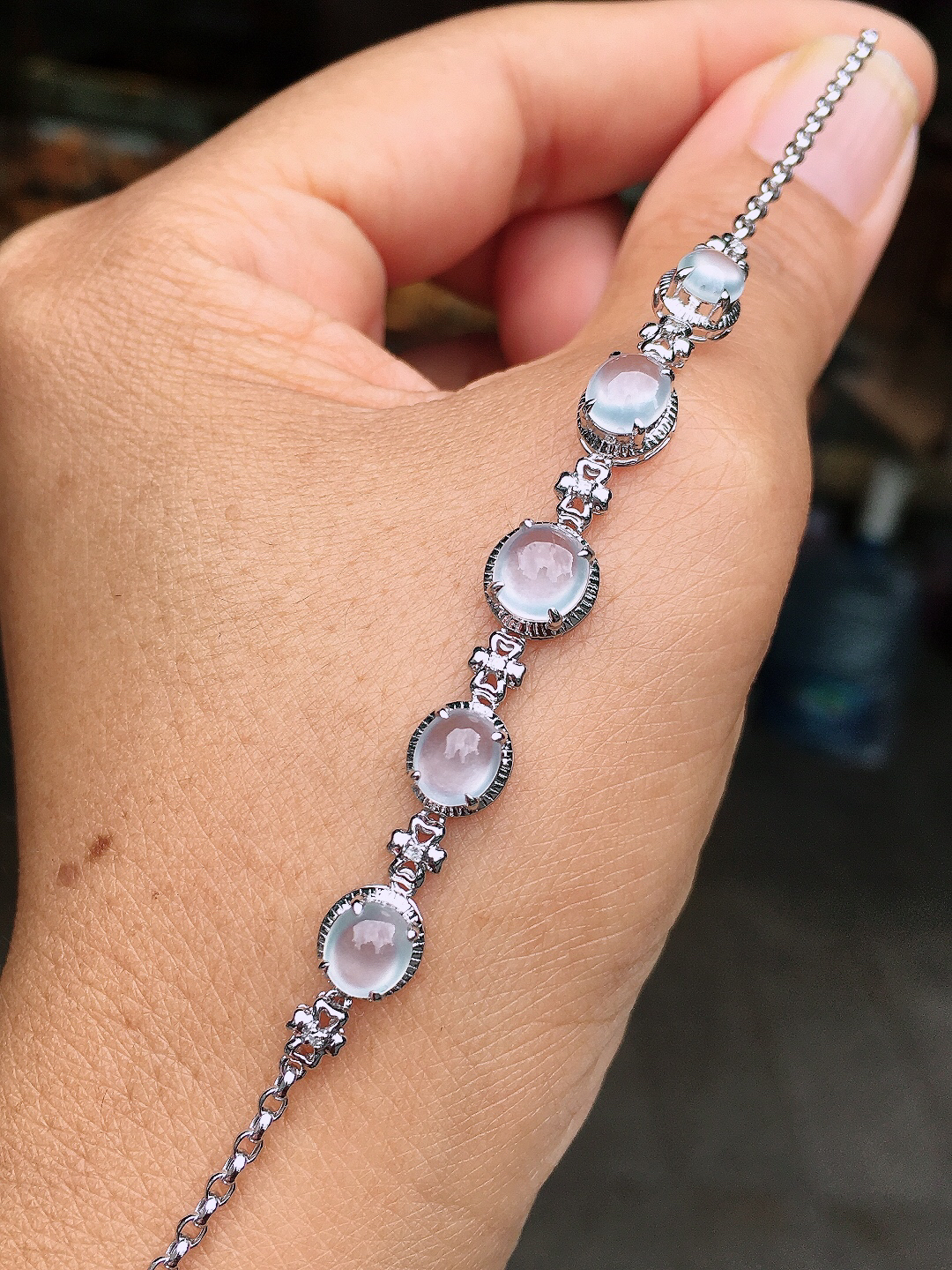 冰种蛋面手链，玉质细腻，荧光感超
强，饱满圆润，尽显优雅气质，18k
金豪华镶嵌