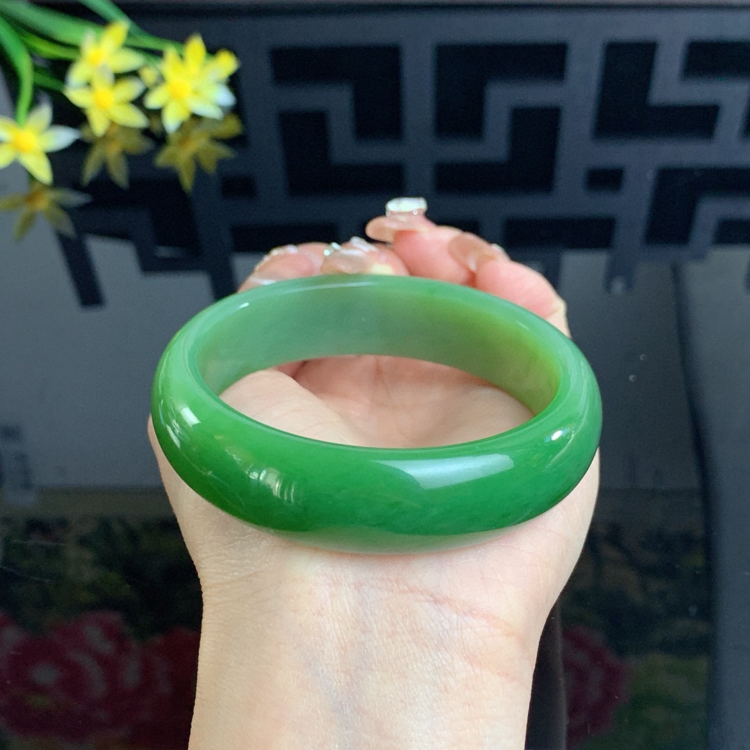 和田玉61.5圈口阳绿色宽版碧玉手镯！玉质细腻油润 底色纯净 无裂无黑 脂粉好，品质高。