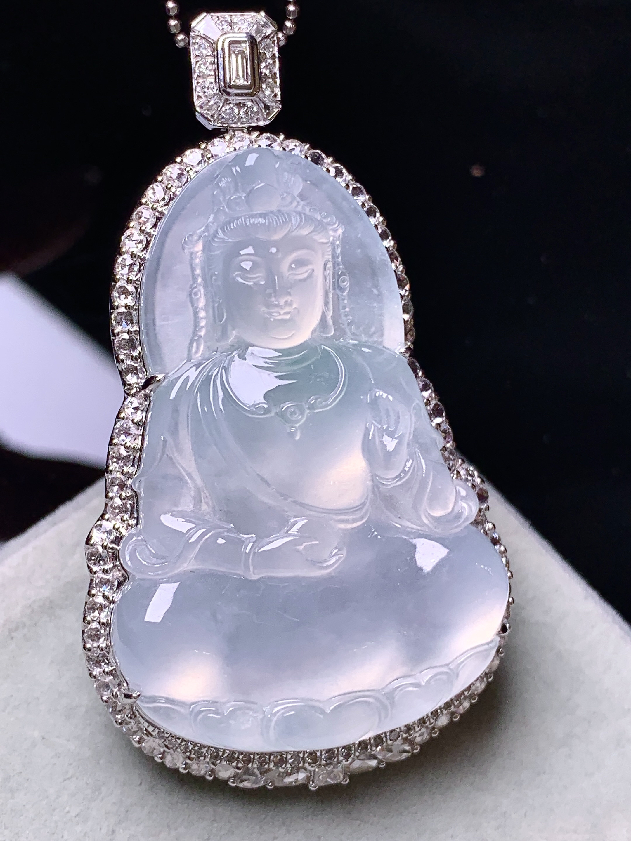 18k金钻镶嵌冰种观音菩萨吊坠 玉质细腻 色泽艳丽清新 水润亮眼 整体尺寸54.2*31.2*12.