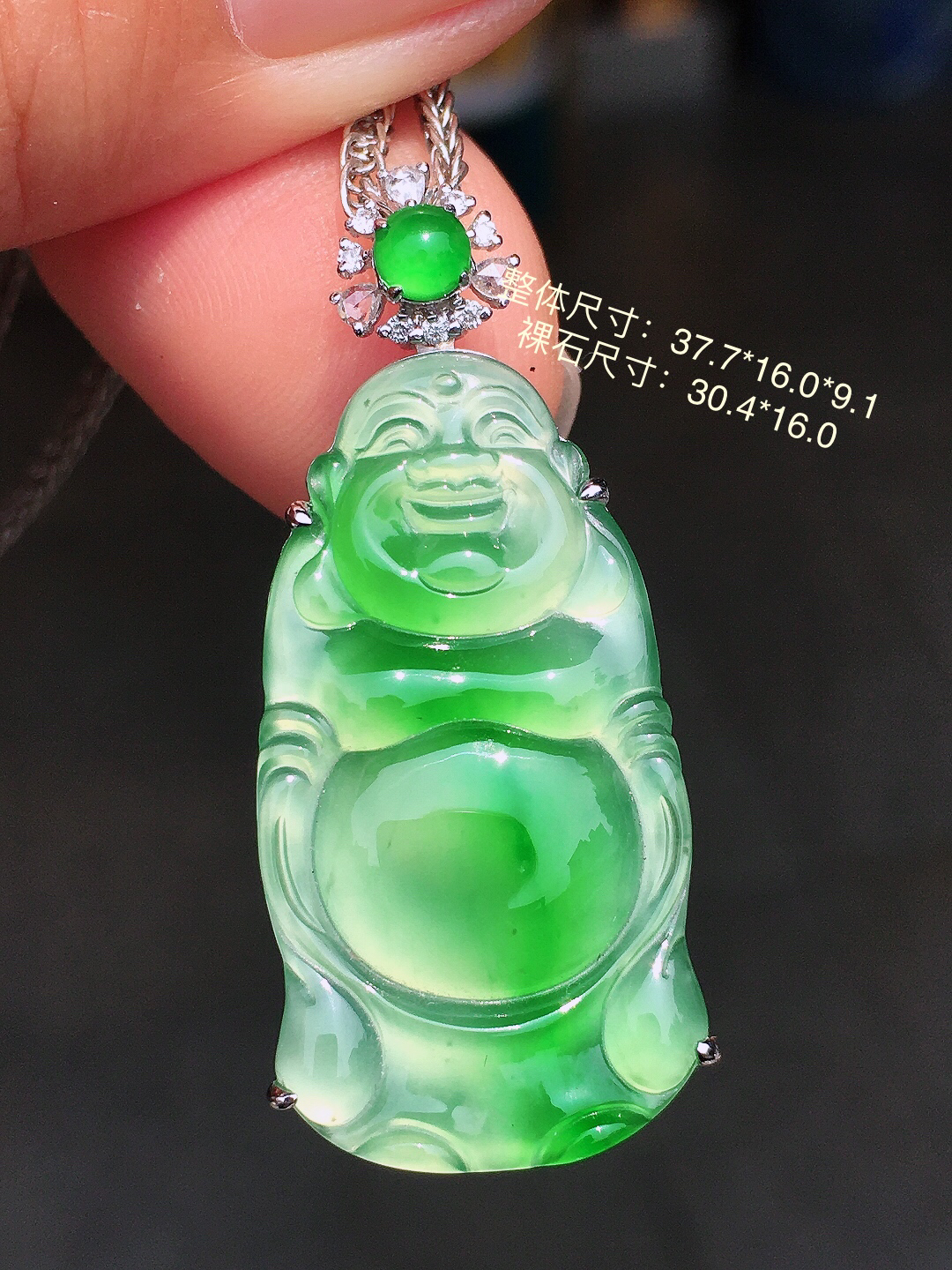 飘绿【财神爷】吊坠，色泽艳丽，玉质细腻，荧光感超
强，饱满圆润，尽显优雅气质，18k
金豪华镶嵌
